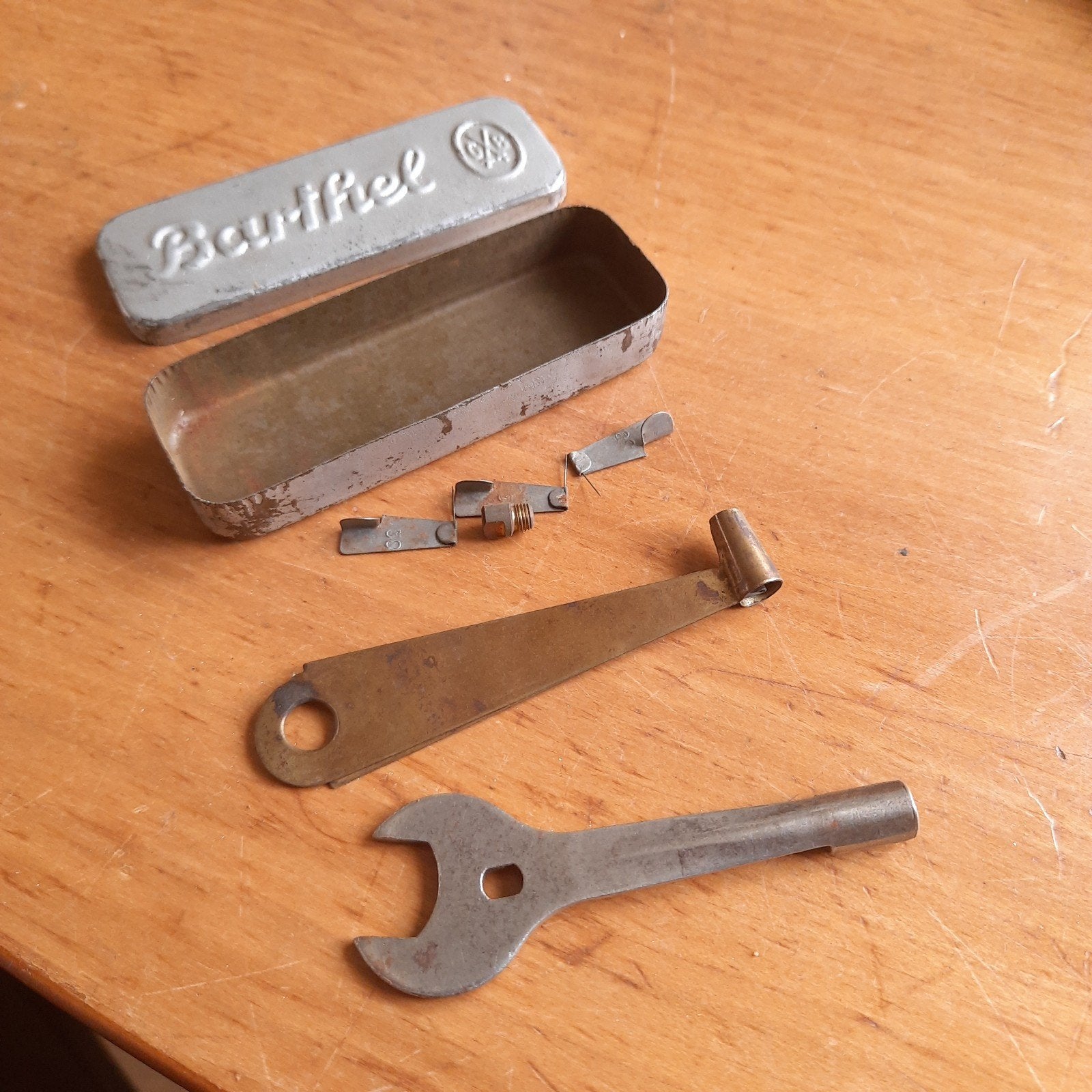 Blikken Doosje Gustav Barthel Jewel 34 Onderdelen WO2 WW2, Verzamelen, Speldjes, Pins en Buttons, Verzenden, Gebruikt, Merk