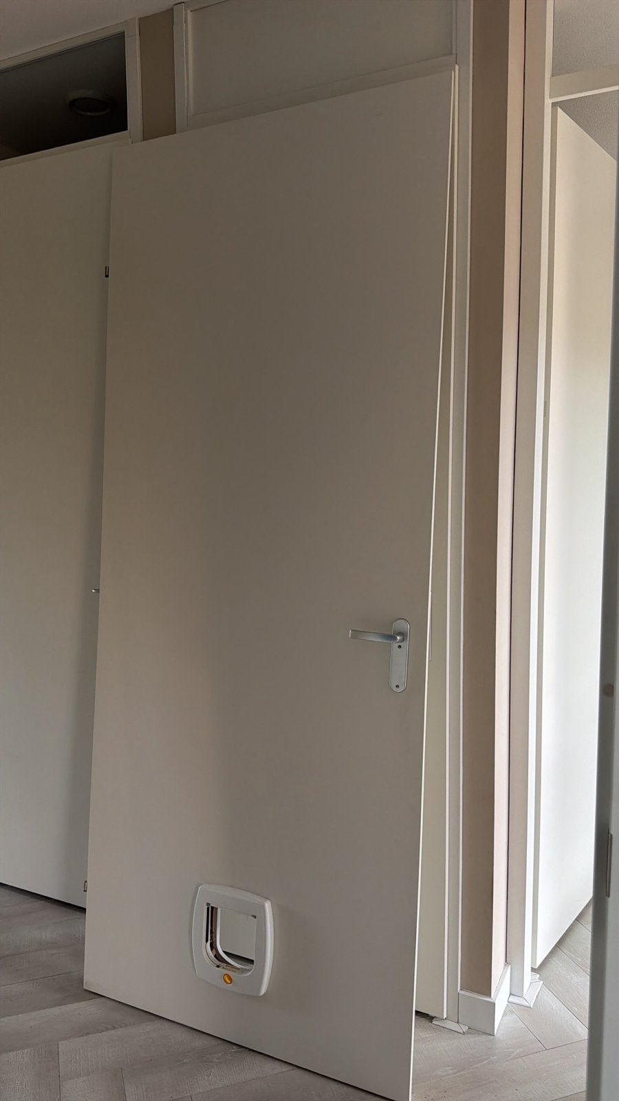 Linksdraaiende opdekdeur met kattenluik, 231,5x93 cm, Doe-het-zelf en Verbouw, Ophalen, Gebruikt, 80 tot 100 cm, 215 cm of meer