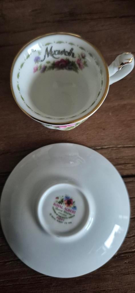 12 kop en schotel van Royal Albert serie Poppy, Ophalen, Zo goed als nieuw, Porselein, Kop en/of schotel