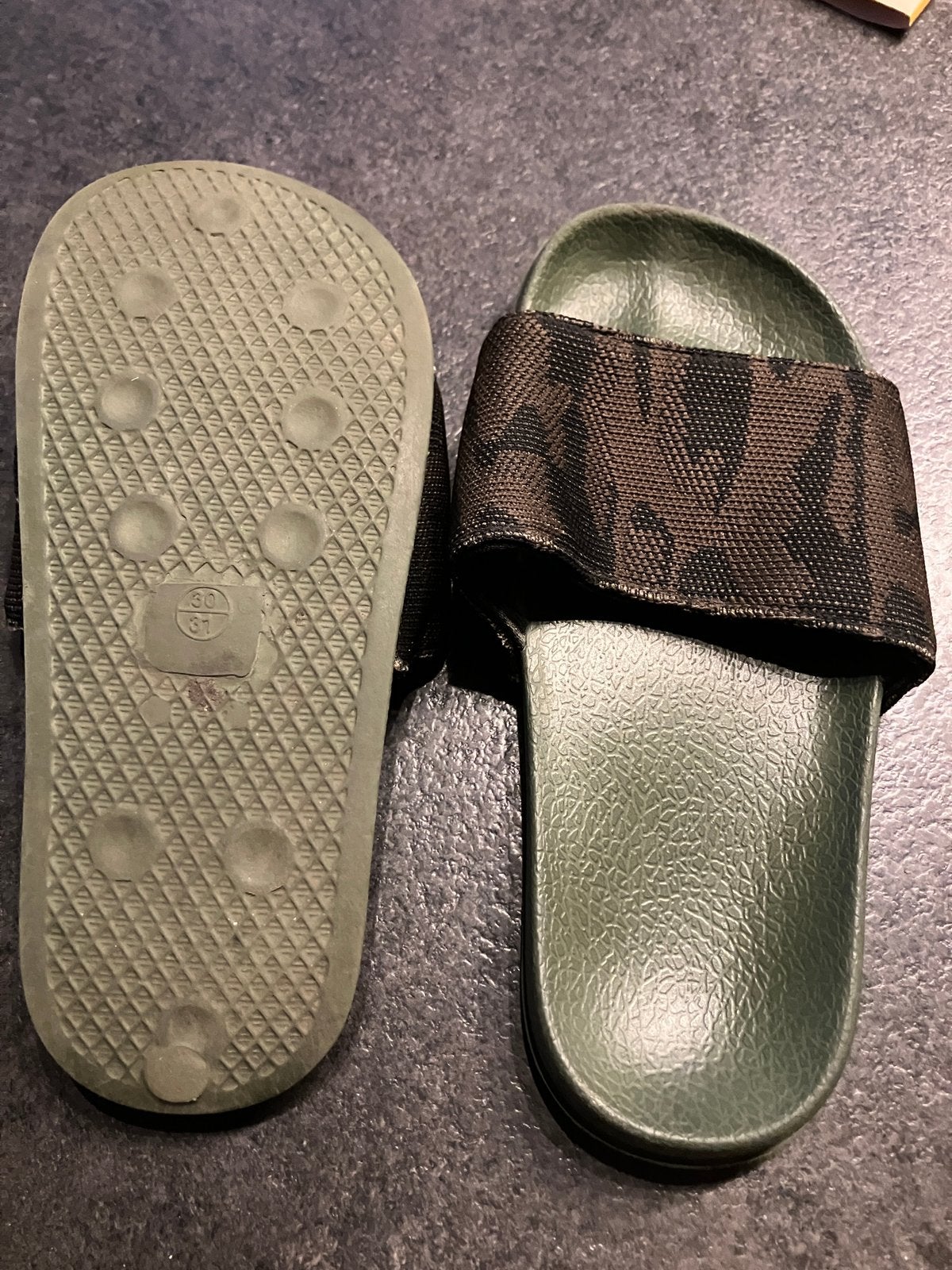 GRATIS slippers 30/31, Ophalen, Overige maten, Zwart