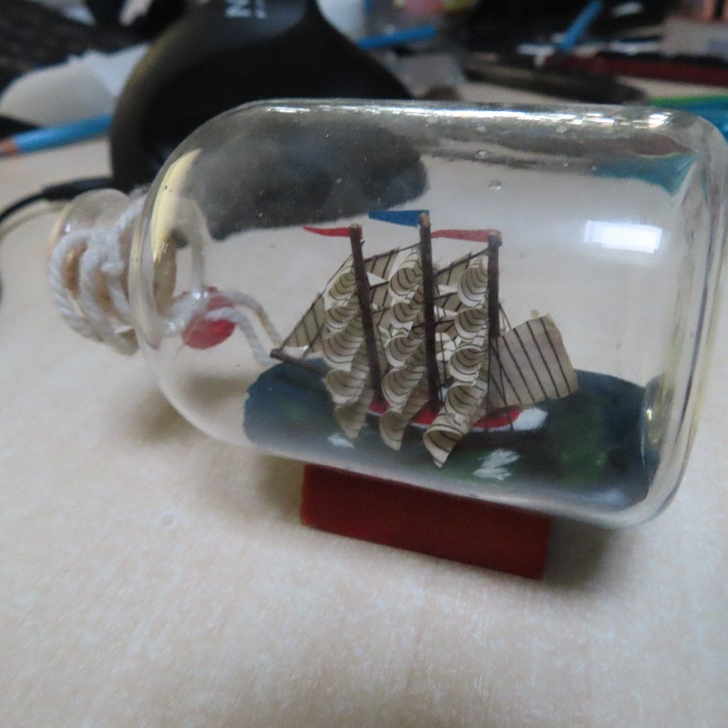 scheepje in fles scheepje in flesje erg leuk 2001 8,5cm, Verzenden, Zo goed als nieuw, Zeilboot, Schaalmodel