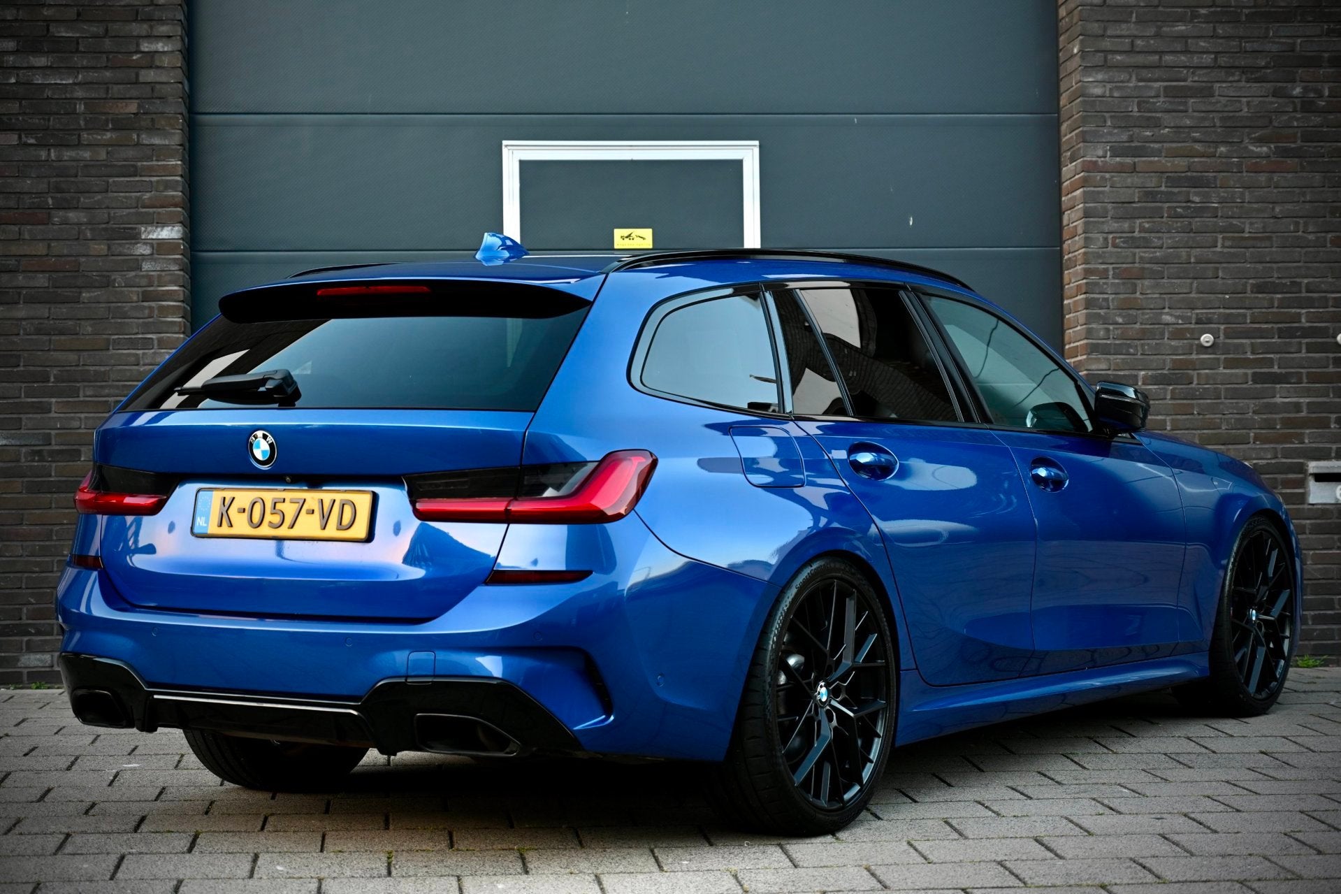 BMW 3-serie Touring 330i High Executive, M Sport | Laser | P, 4 cilinders, Leder, 1600 kg, 93 €/maand