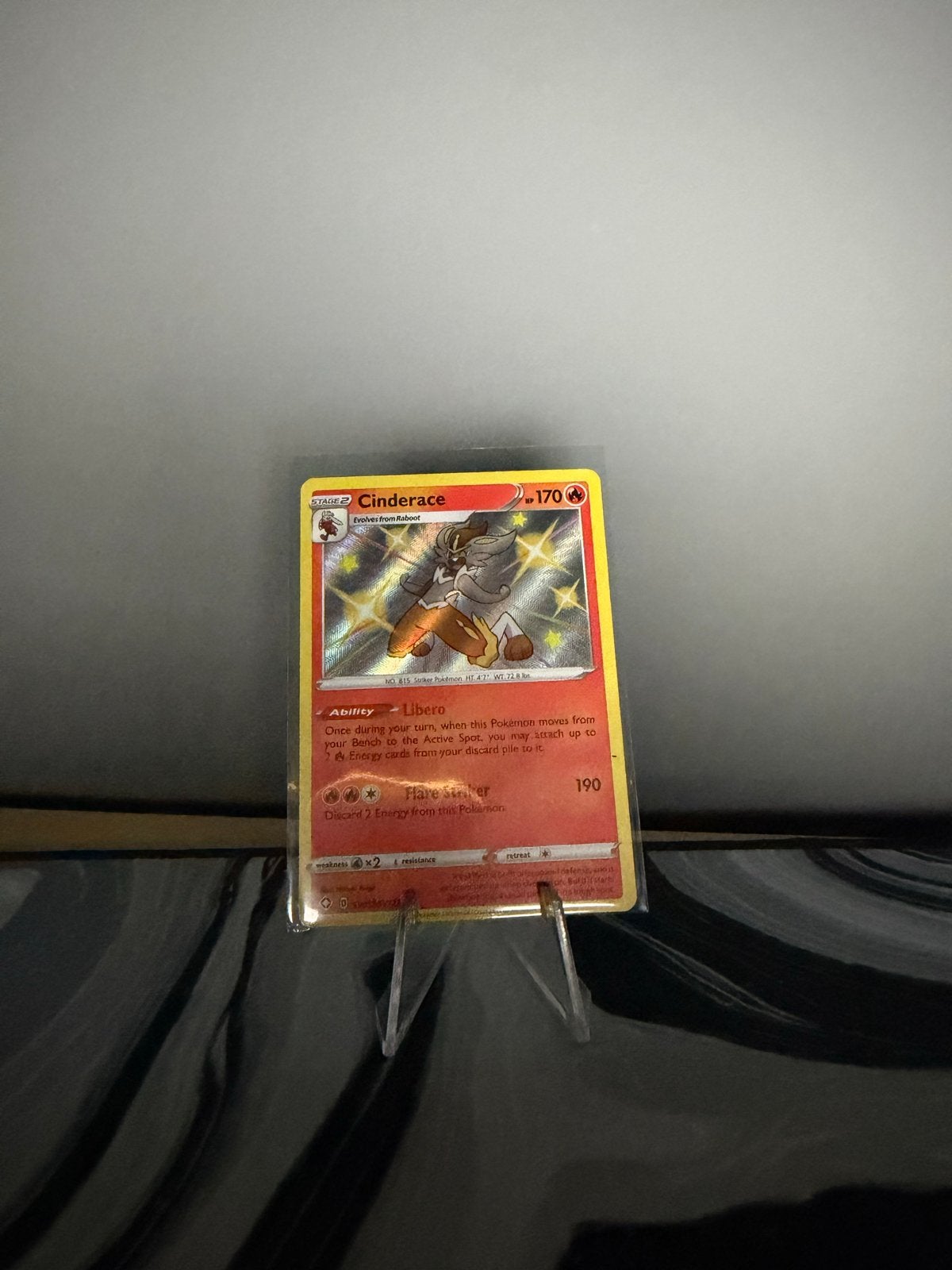 Cinderace V Shiny Pokémon Kaart - Zo goed als nieuw, Ophalen of Verzenden, Zo goed als nieuw, Losse kaart, Foil
