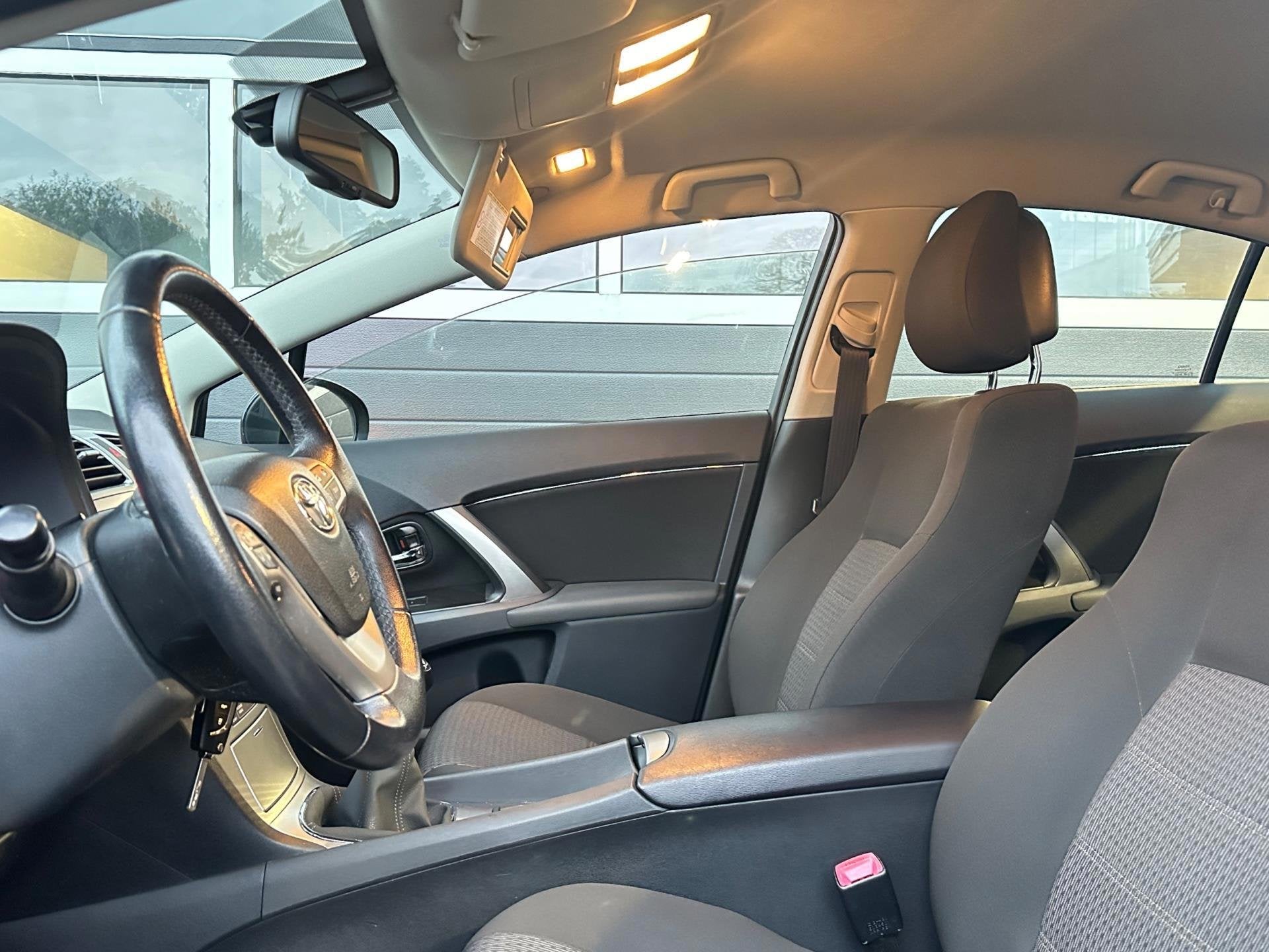 Toyota Avensis 1.8 VVTi Business I UNIEK MOOIE AUTO I NAVI I, Auto's, Voorwielaandrijving, Blauw, Automatische klimaatregeling