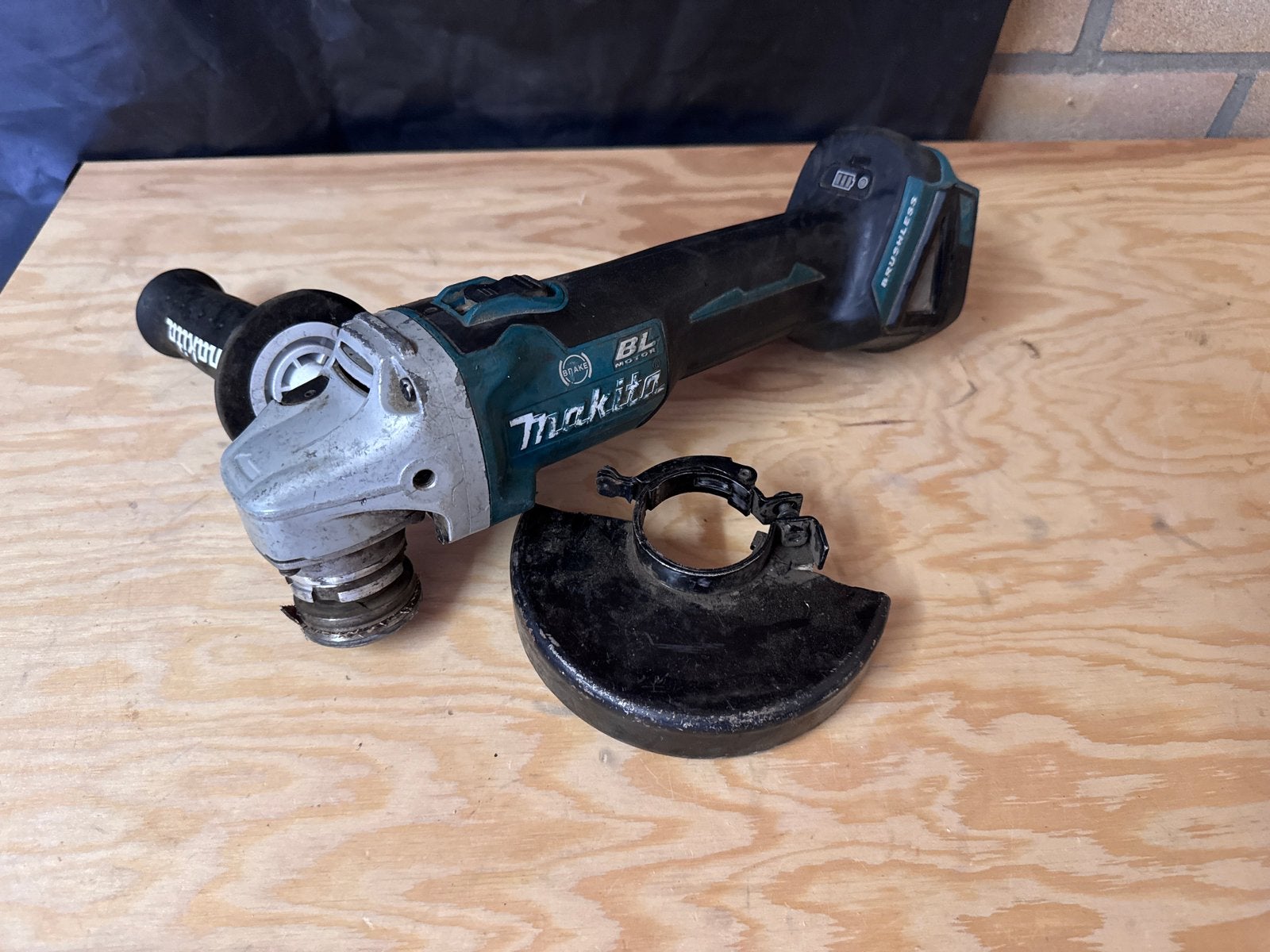 Makita 18v DGA506 haakse slijper met rem, Doe-het-zelf en Verbouw, Gereedschap | Slijpmachines, Ophalen of Verzenden, Zo goed als nieuw
