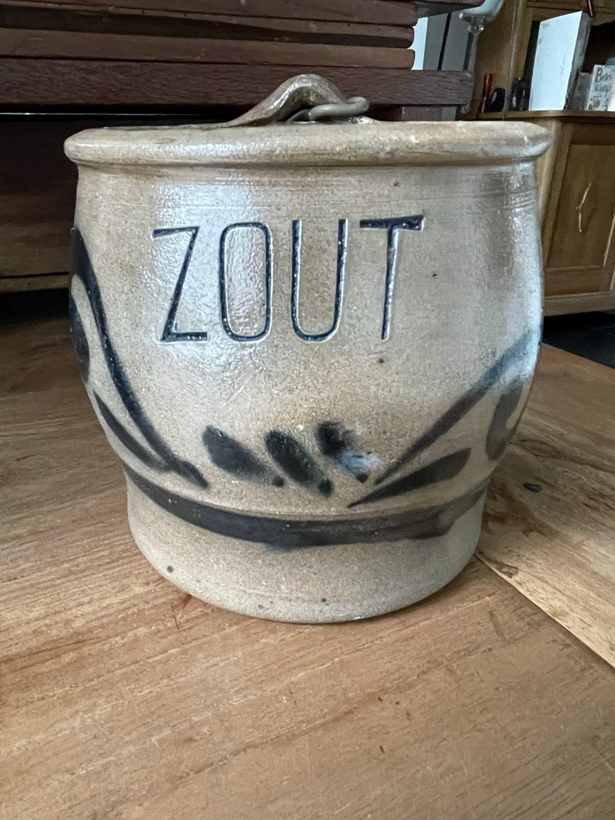 Oude Keulse Zoutpot met Vlakke Achterkant en Ophangdraad, Ophalen of Verzenden