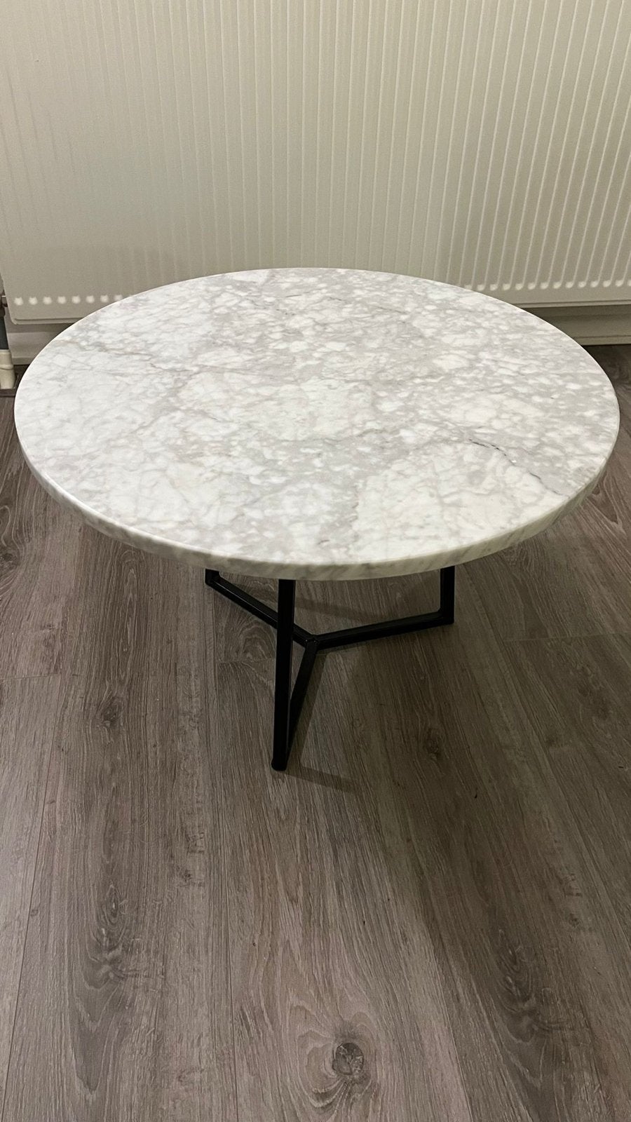 Ronde salontafel met marmerlook blad en metalen onderstel, Minder dan 50 cm, Rond, Ophalen of Verzenden, Zo goed als nieuw