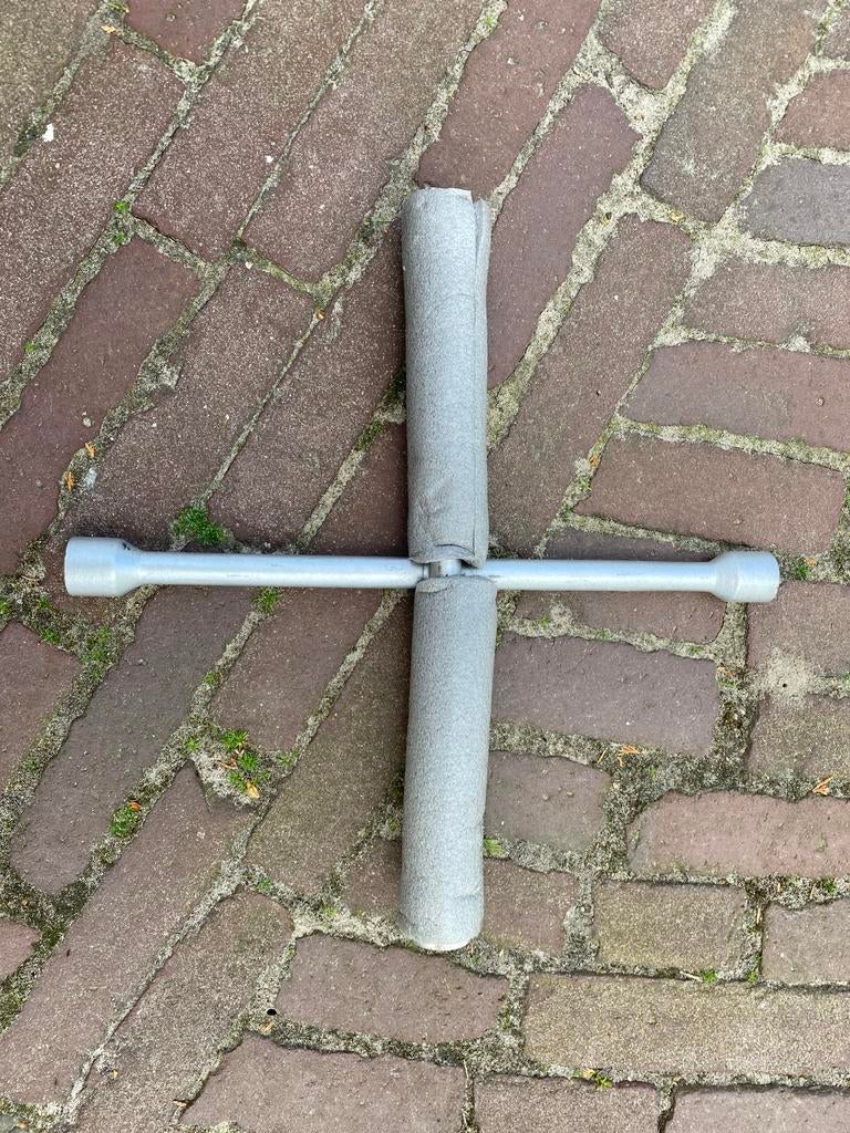 Wielsleutel kruis, Ophalen, Gebruikt