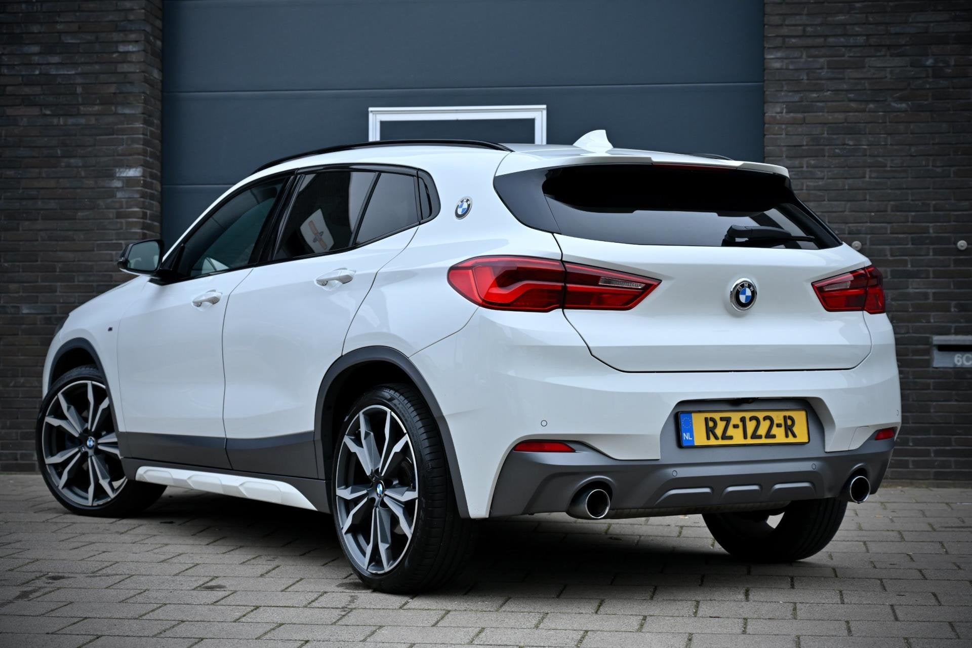 BMW X2 BMW sDrive20i High Executive | M-Pakket | Pano | HUD, X2, 1435 kg, Wit, Bedrijf