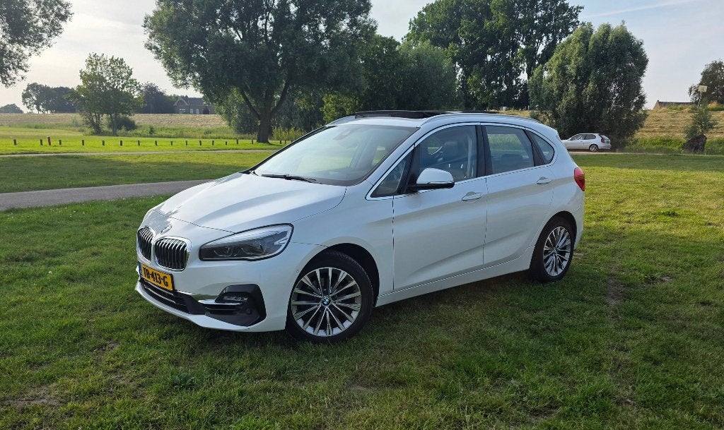 BMW 216d FULL OPTIONS, nw model, pano, HUD, Leer, Trekhaak,, Auto's, Dealer onderhouden, Zwart, 116 pk, Wit