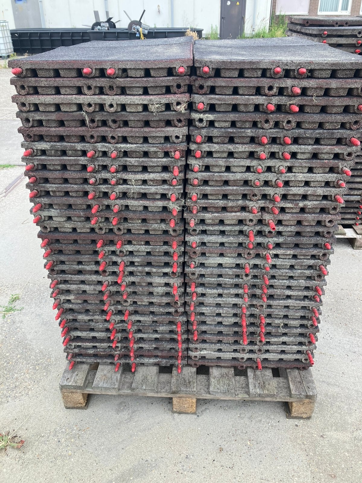 108 vochtdoorlatende rubberen tegels 50x50x4,5cm, Ophalen, Q, Overige typen, Q