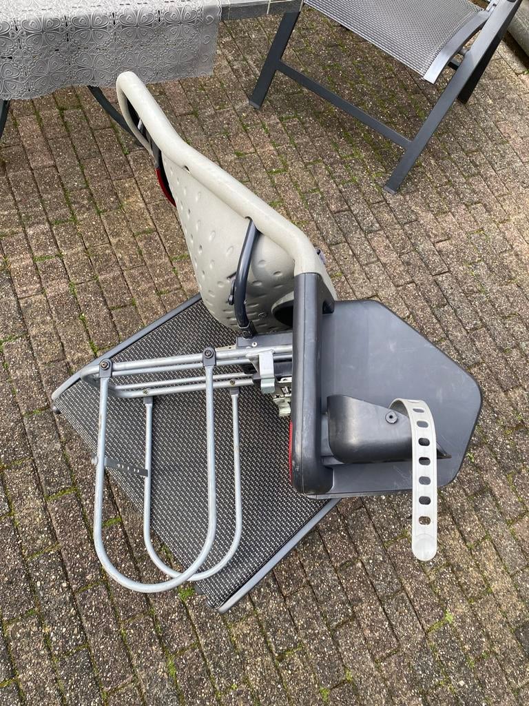 Kinderzitje met onderstel compleet en driepuntsgordel, Ophalen, Zo goed als nieuw