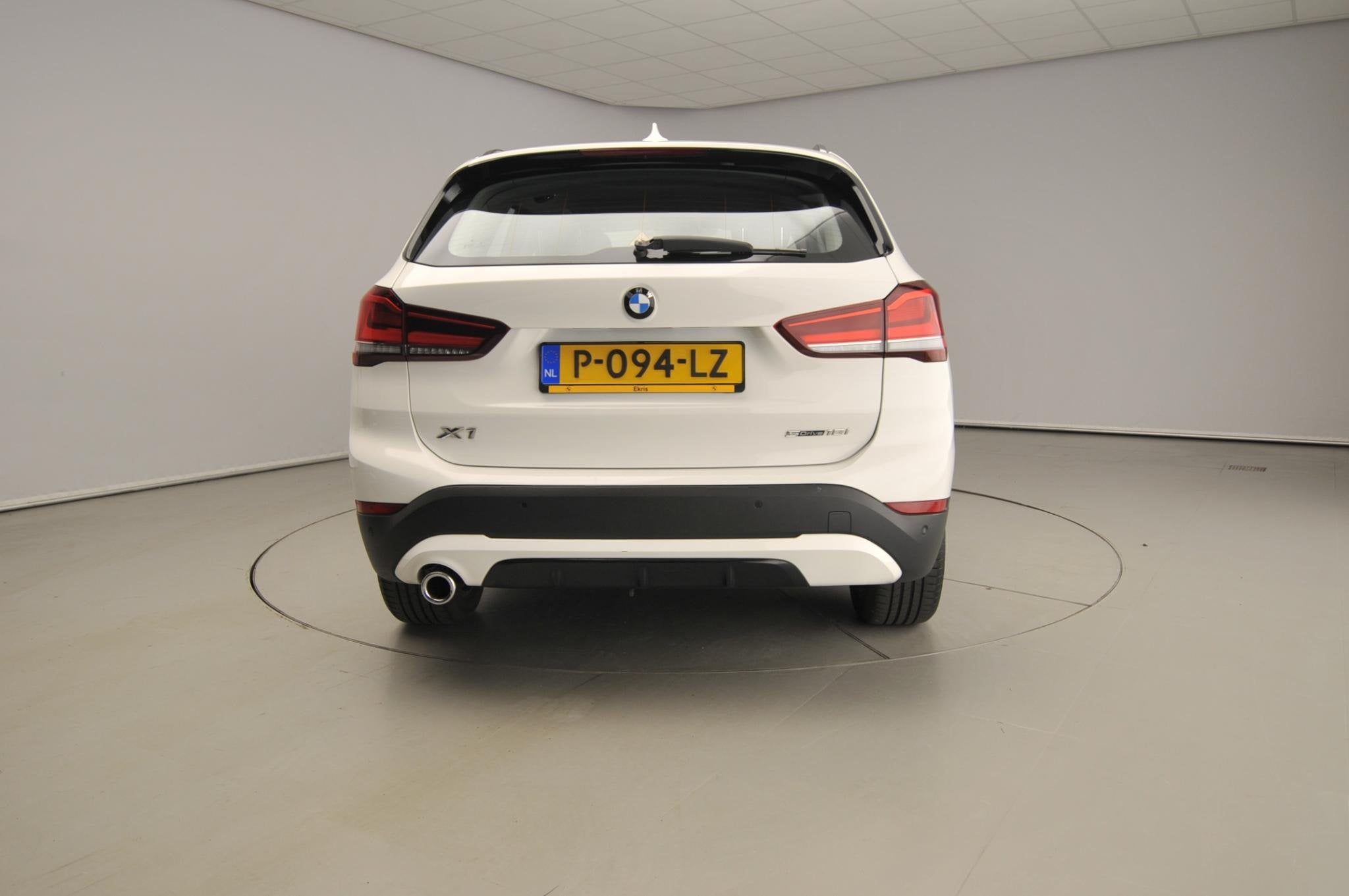BMW X1 sDrive18i | LED | HUD | Trekhaak | Sportstoelen | Sha, Auto's, 12 maanden, Gebruikt, Euro 6, Wit
