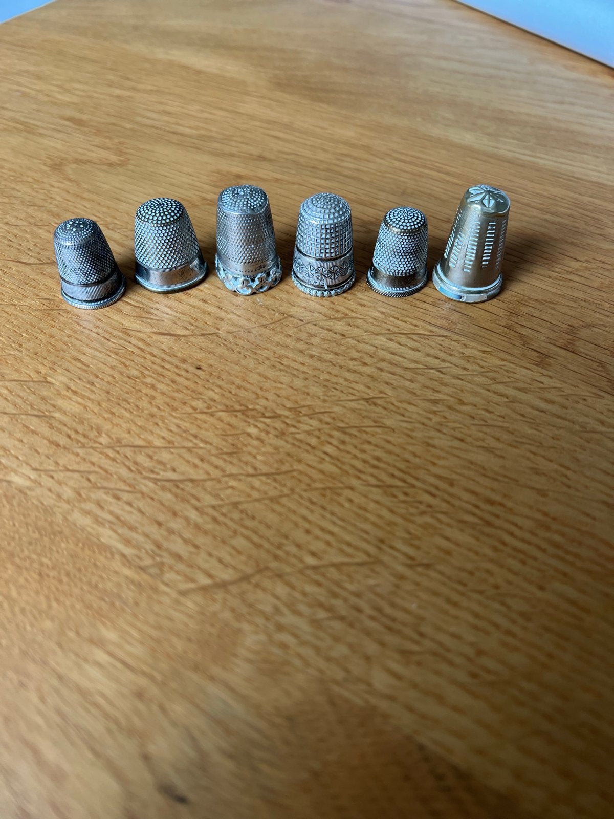 Set van 6 Oude Vingerhoedjes - Diverse Materialen en Reliëf, Verzamelen, Overige materialen, Gebruikt, Reliëf, Ophalen of Verzenden