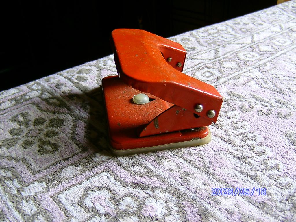 perforator knalrood kantoorartikelen jaren 60/70, Ophalen of Verzenden, Overige typen