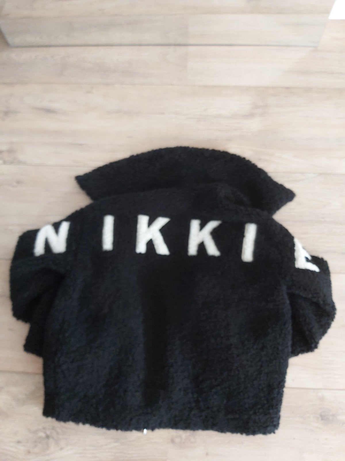 Nikkie teddy jas zwart met witte letters, Nikkie, Ophalen of Verzenden, Maat 38/40 (M), Zwart