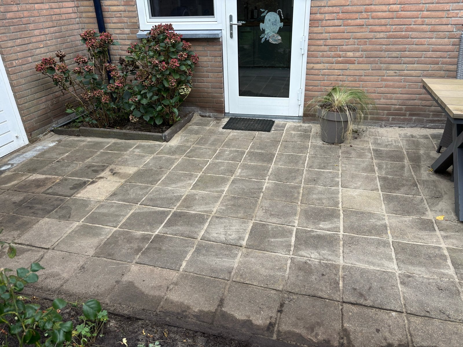 Gratis betontegels +/- 30 m2 ruim 100 stuks hele tegels, Ophalen, Gebruikt, 10 m² of meer, Beton