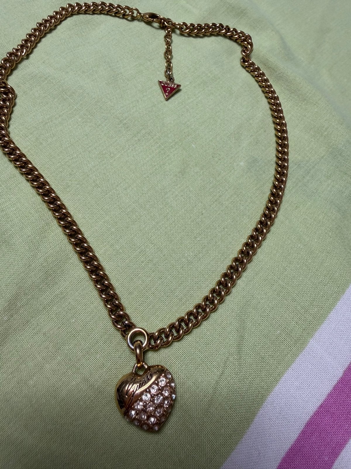 Guess ketting met hartvormige hanger en strass steentjes, Overige materialen, Gebruikt, Ophalen of Verzenden, Goud
