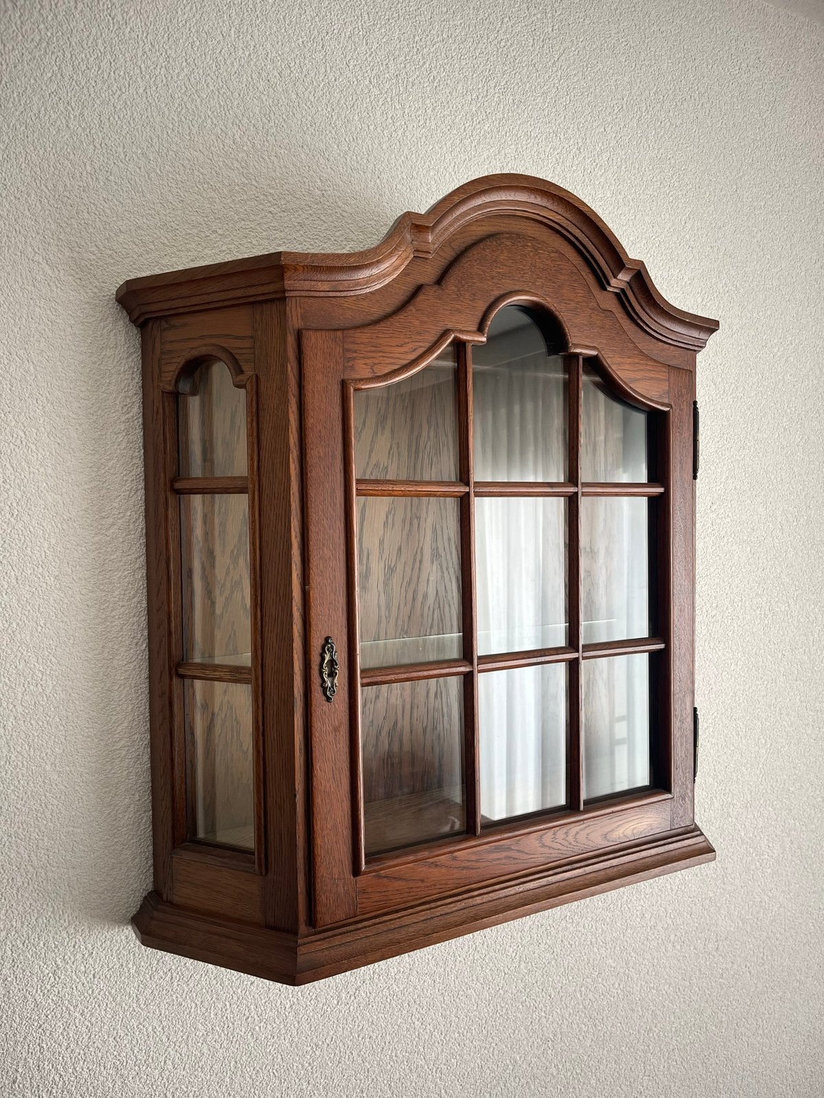 Wandvitrinekast met glazen deuren, Ophalen