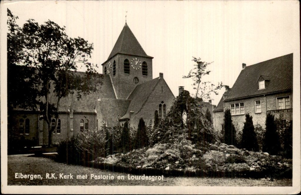 Eibergen - R.K. Kerk - Pastorie en Lourdesgrot, Ophalen of Verzenden, 1920 tot 1940, Gelopen, Gelderland