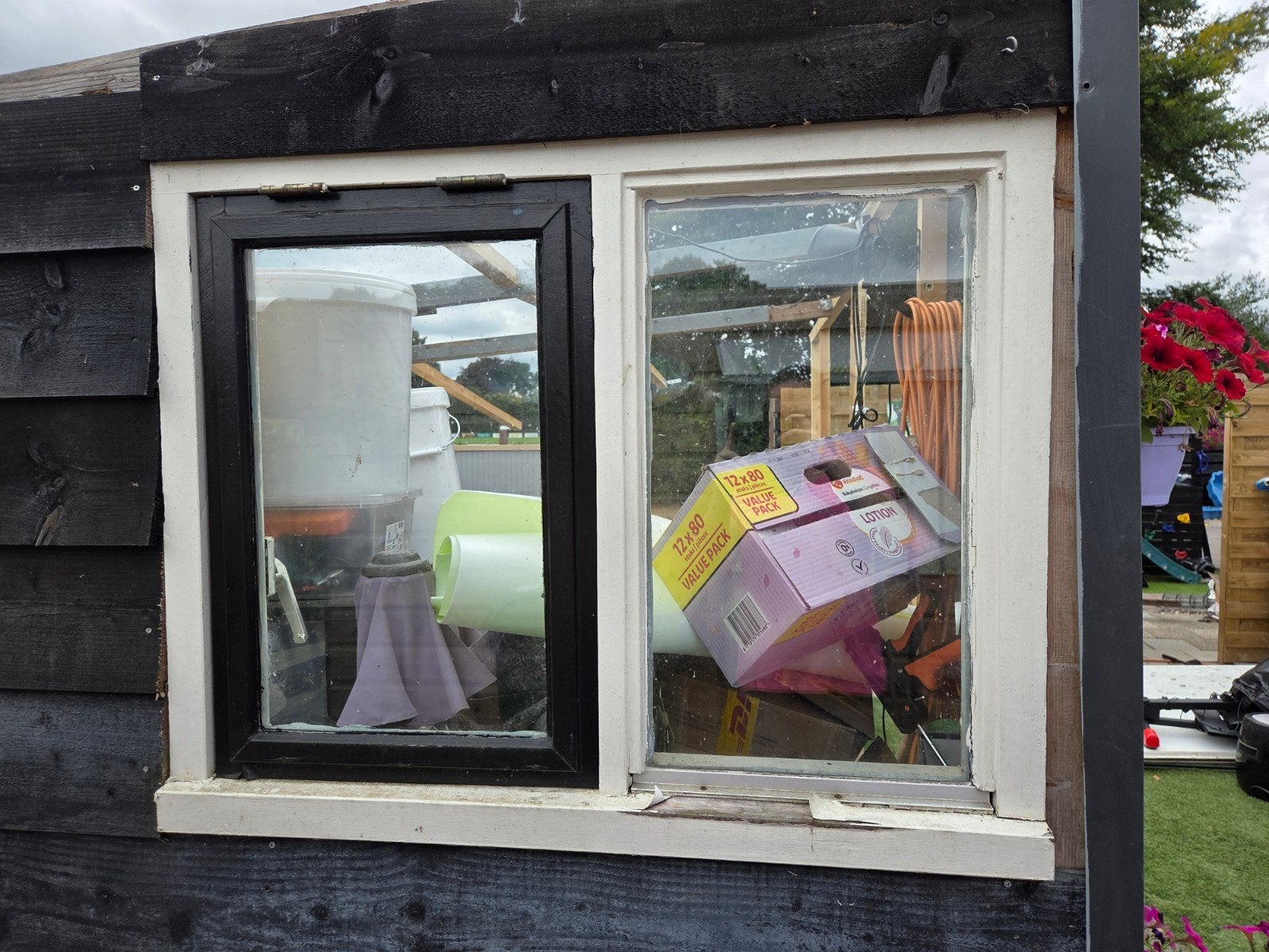 Houten kozijn met uitklapraam - Gebruikt, Doe-het-zelf en Verbouw, Glas en Ramen, Gebruikt, Gevelraam of Ruit, 80 tot 120 cm, 80 tot 120 cm