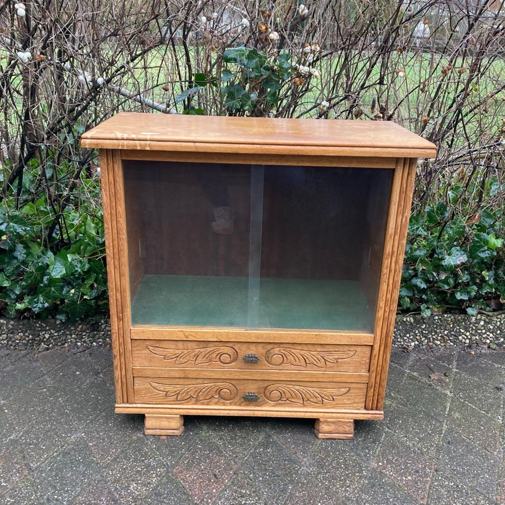 Antieke houten vitrinekast voor verzamelobjecten, Ophalen