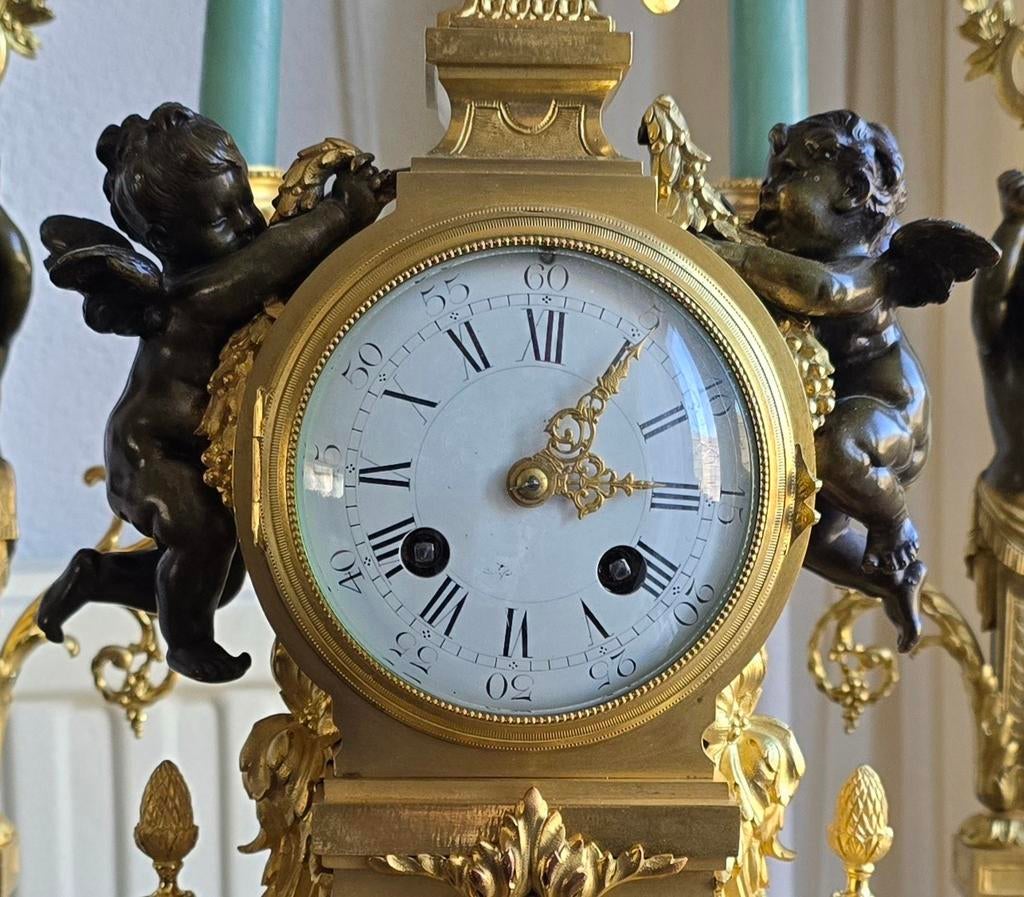 Antieke Franse bronzen pendule met kandelaars, Antiek en Kunst, Ophalen of Verzenden