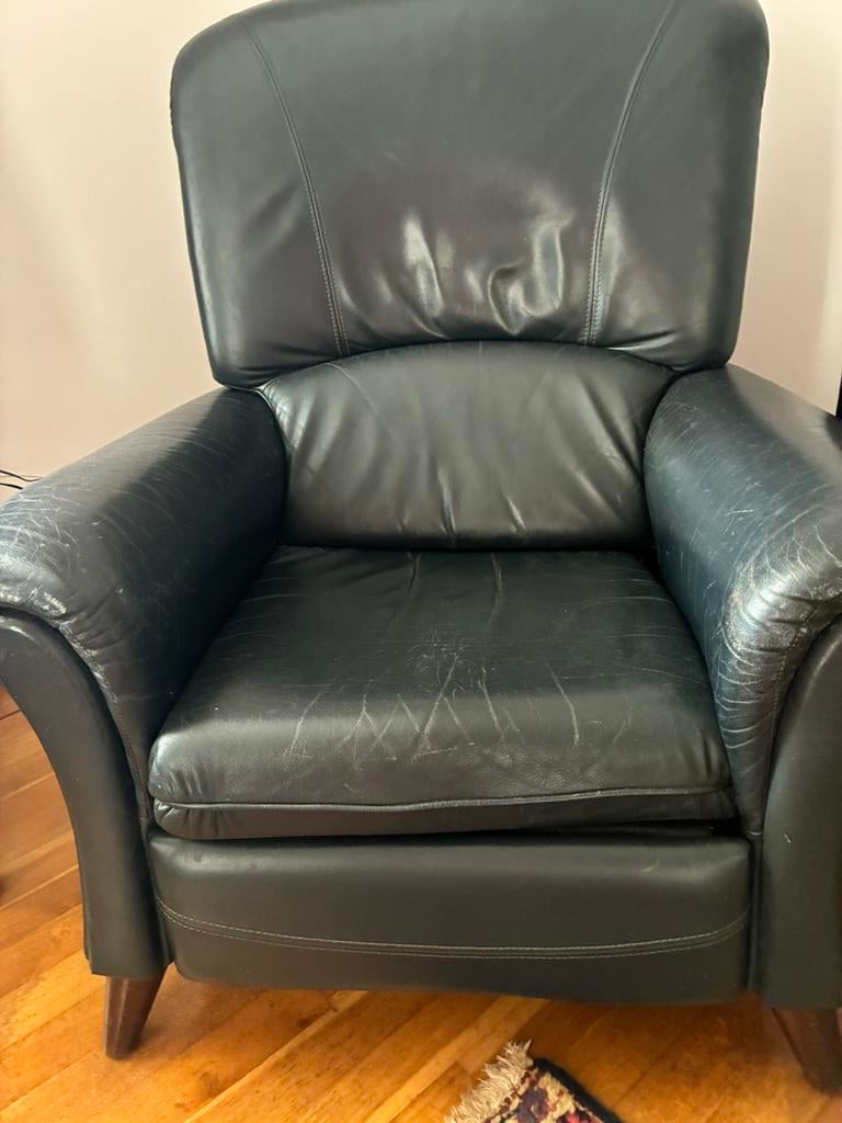 Donker groene Lazyboy , van leer  . Handmatig te bedienen ., Huis en Inrichting, Fauteuils, Ophalen, Zo goed als nieuw, 75 tot 100 cm