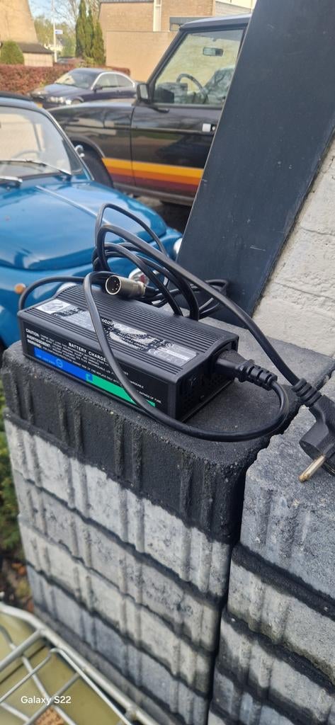 Accu met oplader voor een fiets, Fietsen en Brommers, Fietsaccessoires | Fietsaccu's, Ophalen of Verzenden