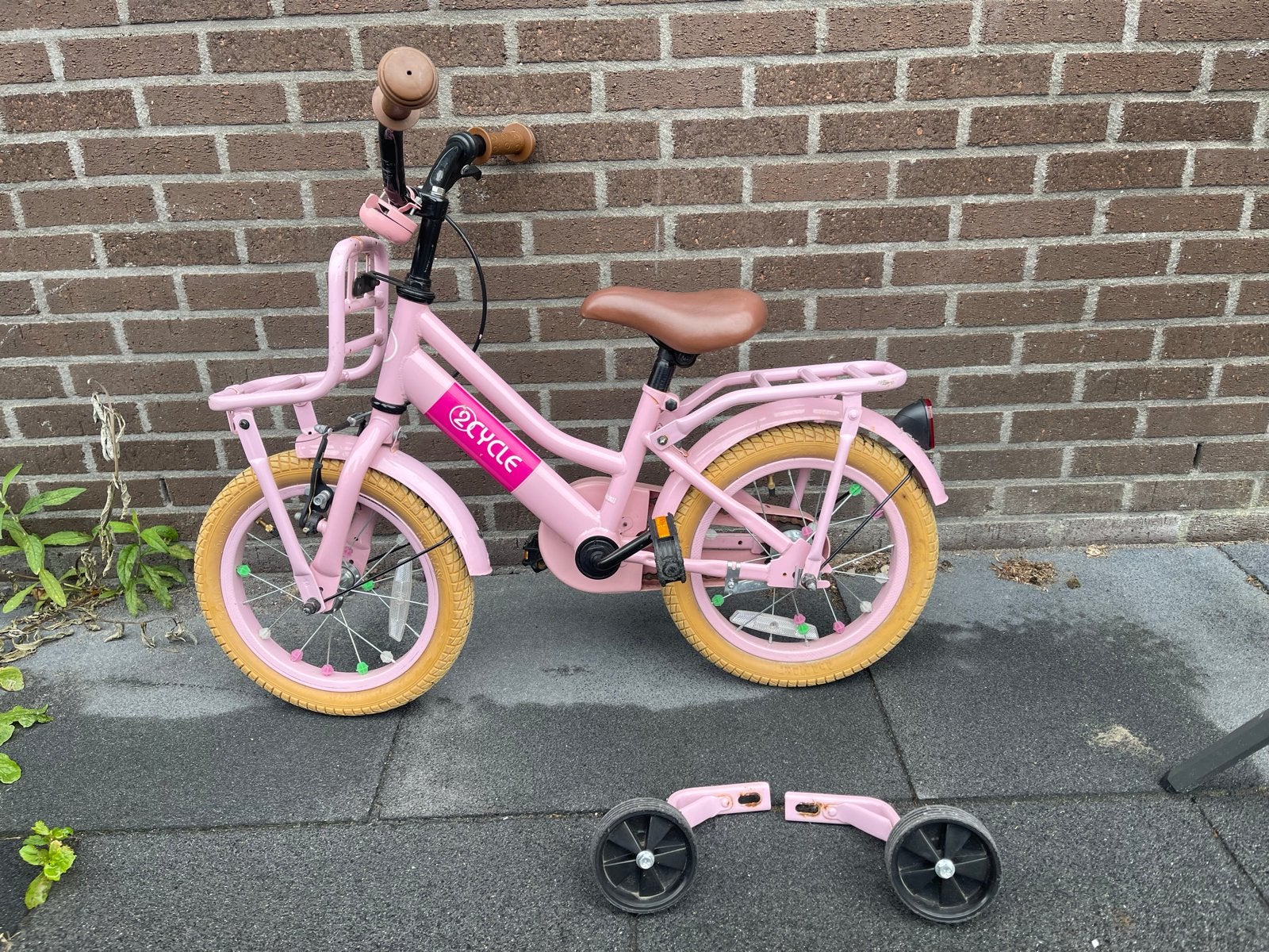 Roze kinderfiets 14 inch met zijwieltjes en mandje, Ophalen, Zijwieltjes, Gebruikt, Velgrem