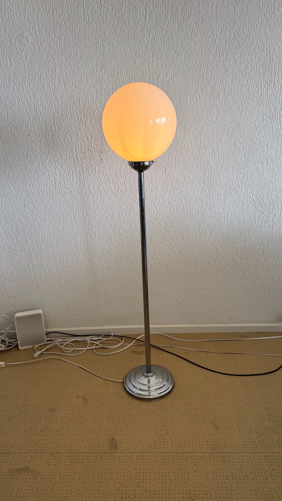 Vintage vloerlamp met opalen glazen bol, Ophalen, Gebruikt, E27 (groot), Metaal