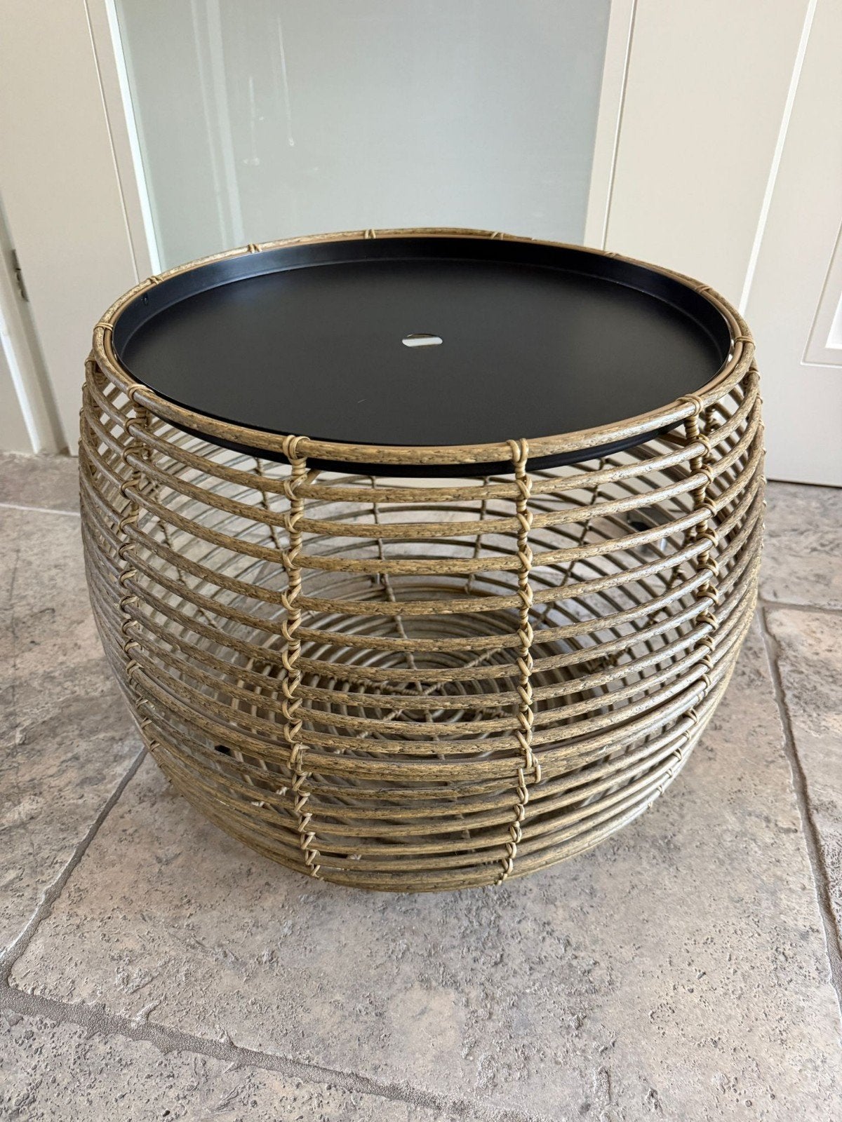 Rotan bijzettafel met zwart blad - van Ikea, Ophalen, Minder dan 45 cm, Boho, Rond
