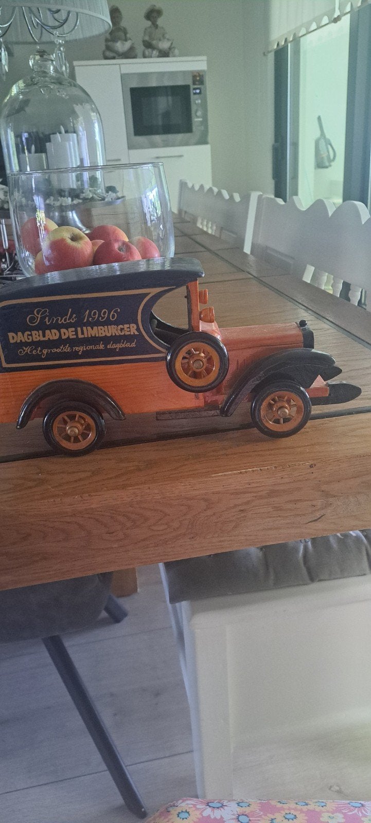 Houten speelgoedauto 'Dagblad de Limburger', Ophalen of Verzenden, Zo goed als nieuw