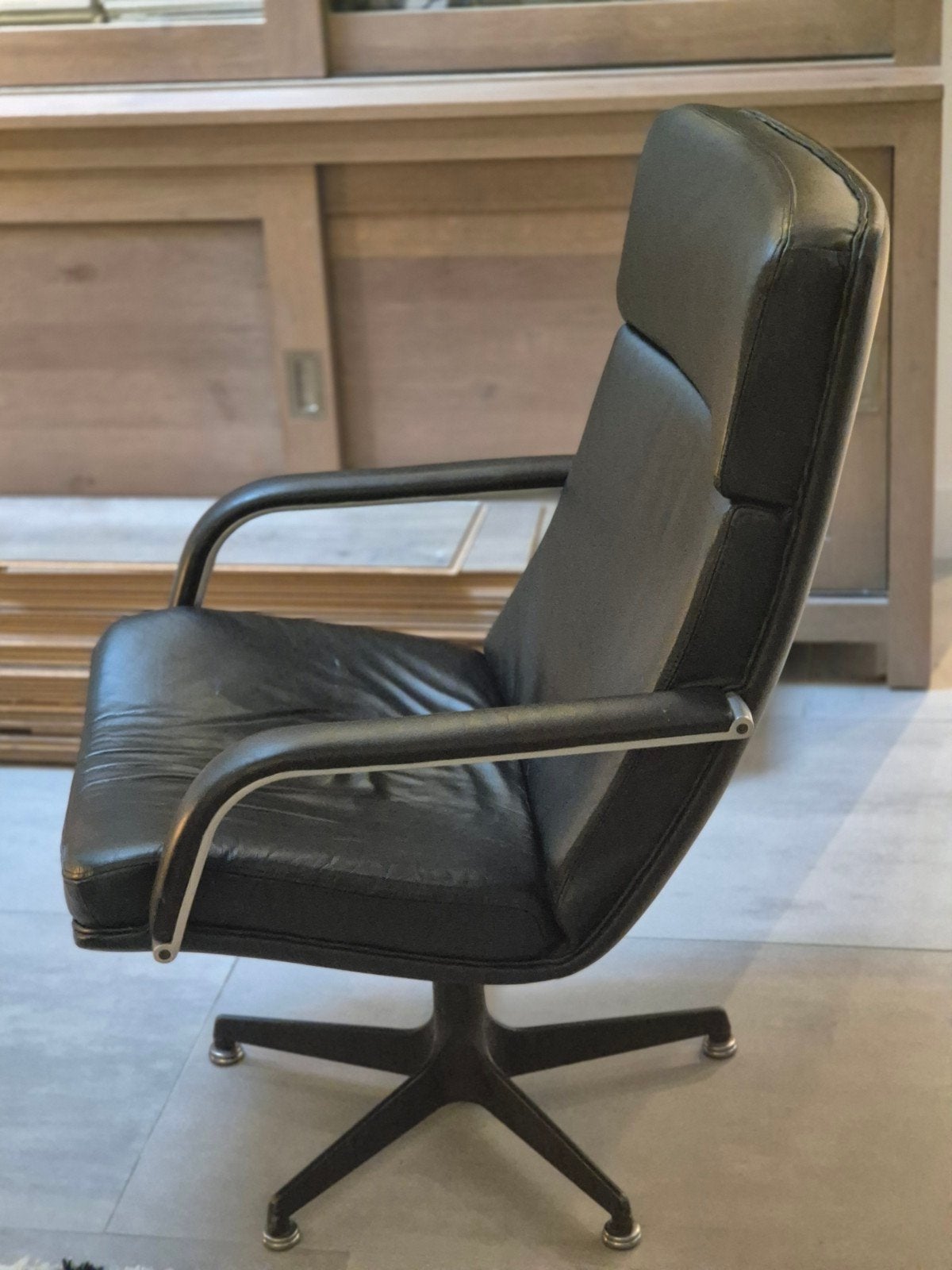 Artifort F141 Fauteuil - Zwart Leer met Verstelbare Stervoet, Ophalen, Gebruikt, Zwart, Eén