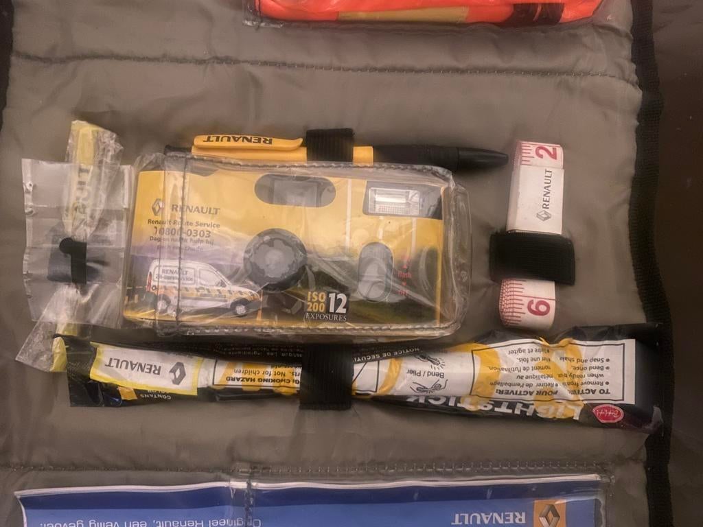 Renault Hulpset met ongebruikte analoge wegwerp camera, Ophalen of Verzenden, Nieuw, Compact, Overige Merken