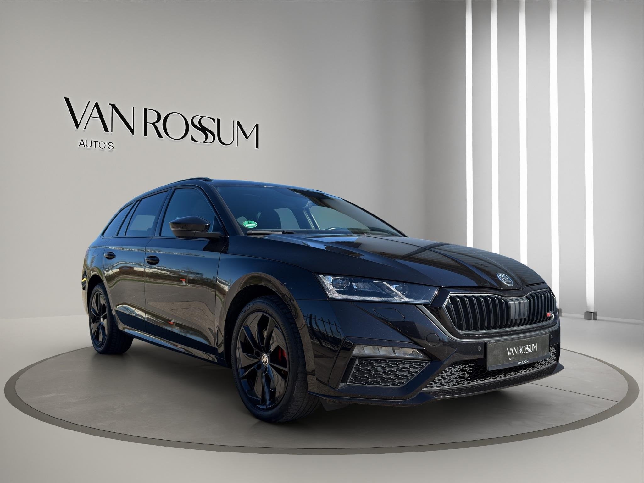 Skoda Octavia Combi 1.4 TSI RS iV PHEV Business | Pano | Hea, Auto's, Skoda, Stof, Gebruikt, 4 cilinders, Zwart