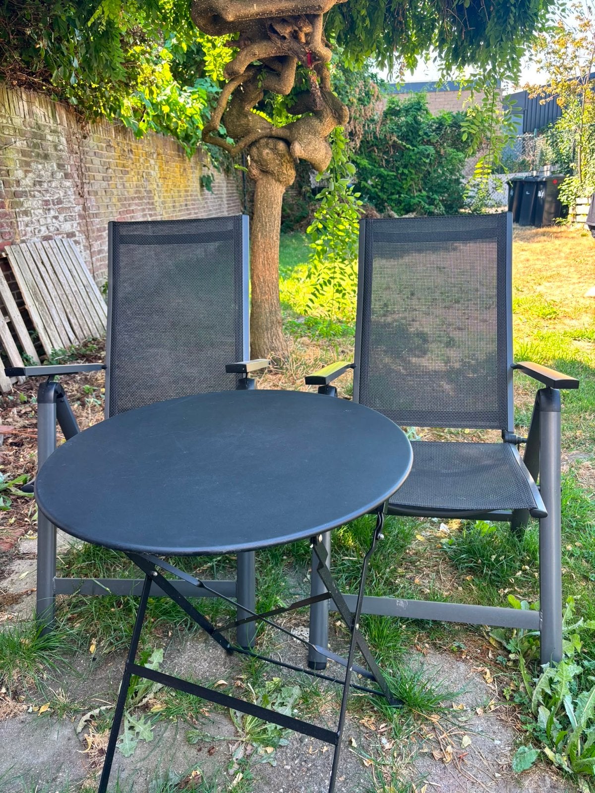 Tafel met 2 zwarte stoelen - onbeschadigd, Tuin en Terras, Tuinsets en Loungesets, Overige materialen, Eettafel, Zo goed als nieuw