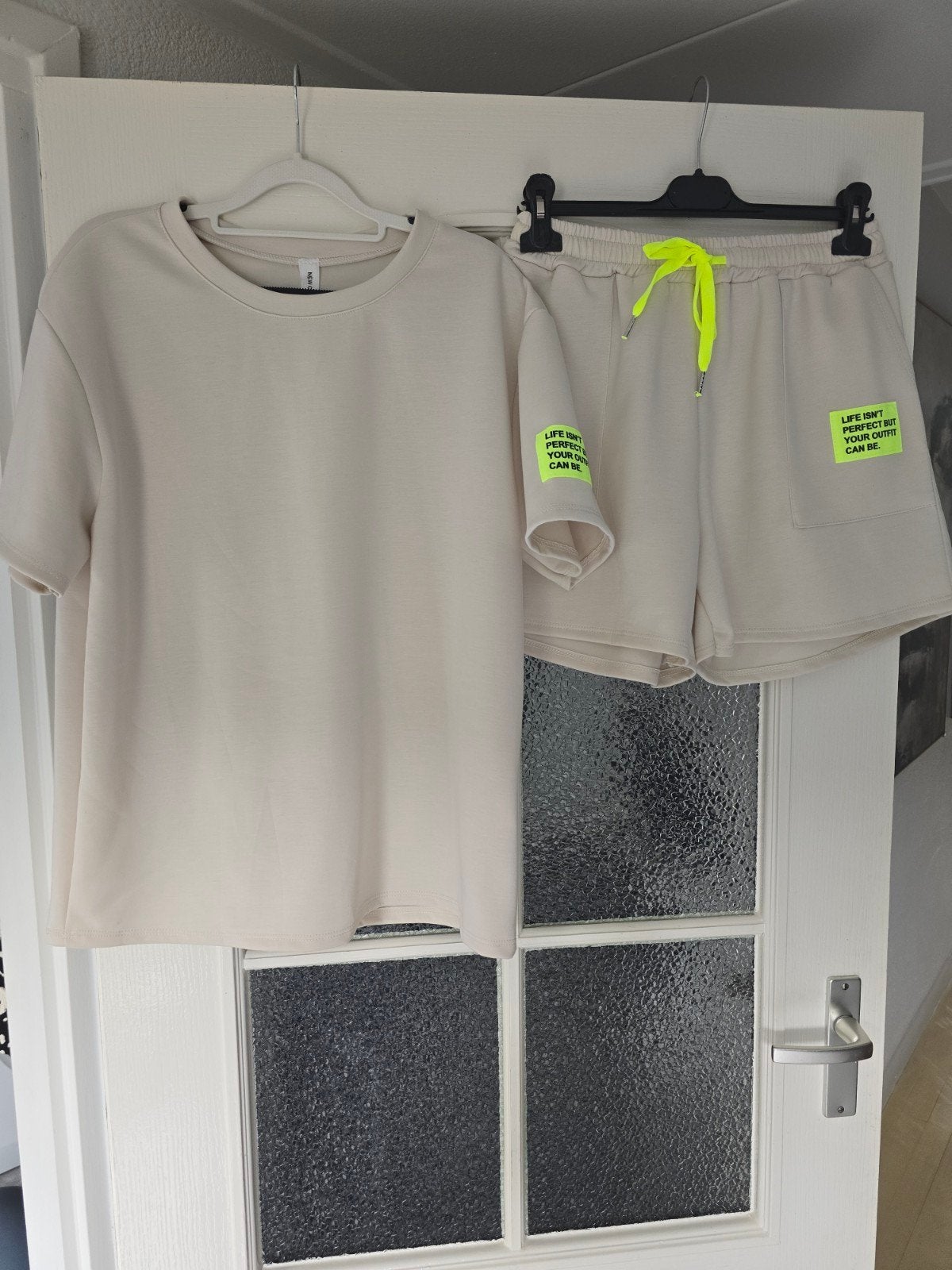 Nieuw 2delig set beige neon geel 40 42 44, Ophalen of Verzenden, Nieuw, Maat 42/44 (L), Beige