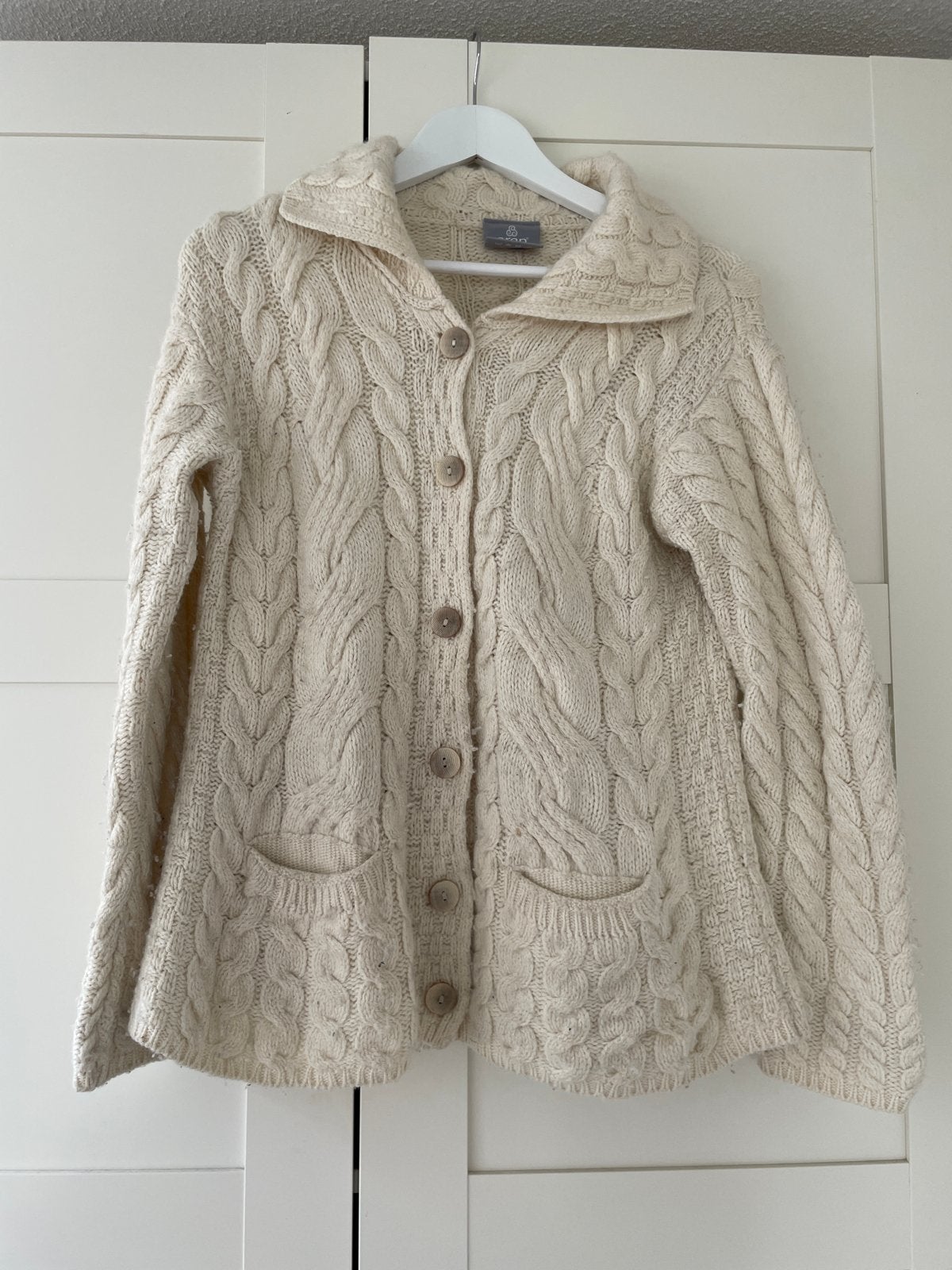 Aran Woollen Mills Ierse kabeltrui - Crème - Maat S, Ophalen of Verzenden, Zo goed als nieuw, Maat 36 (S), Beige