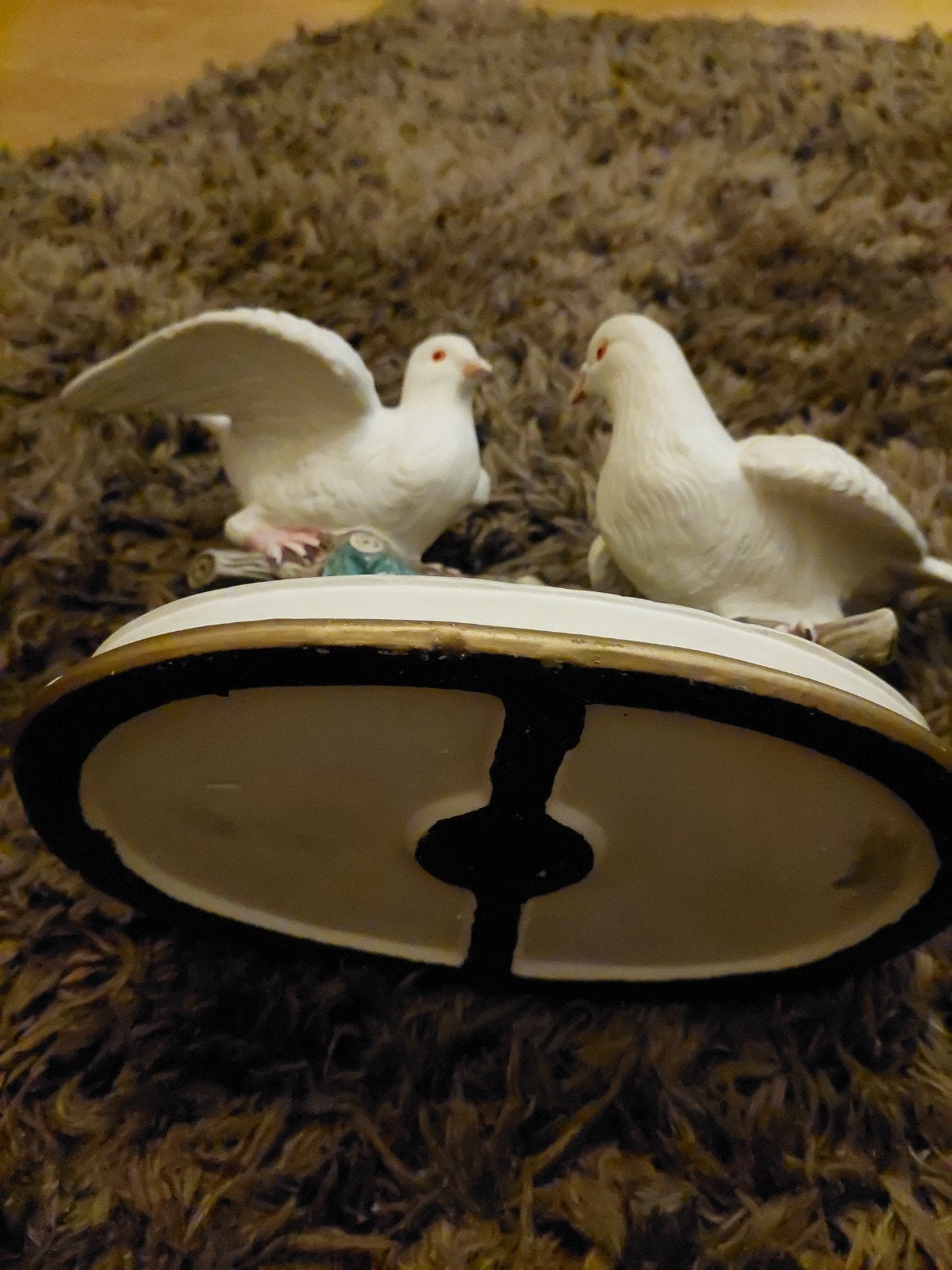 Prachtig beeld van twee witte duiven op een tak, Ophalen