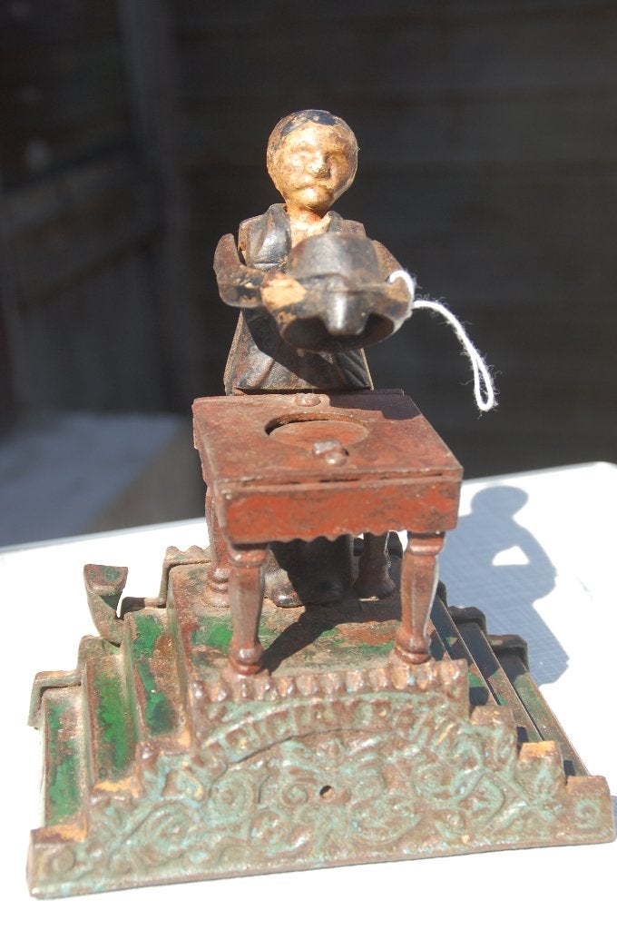 antieke cast iron spaarpot van de Macician bank, Verzamelen, Spaarpotten, Ophalen of Verzenden, Zo goed als nieuw, Steen, Aardewerk of Keramiek