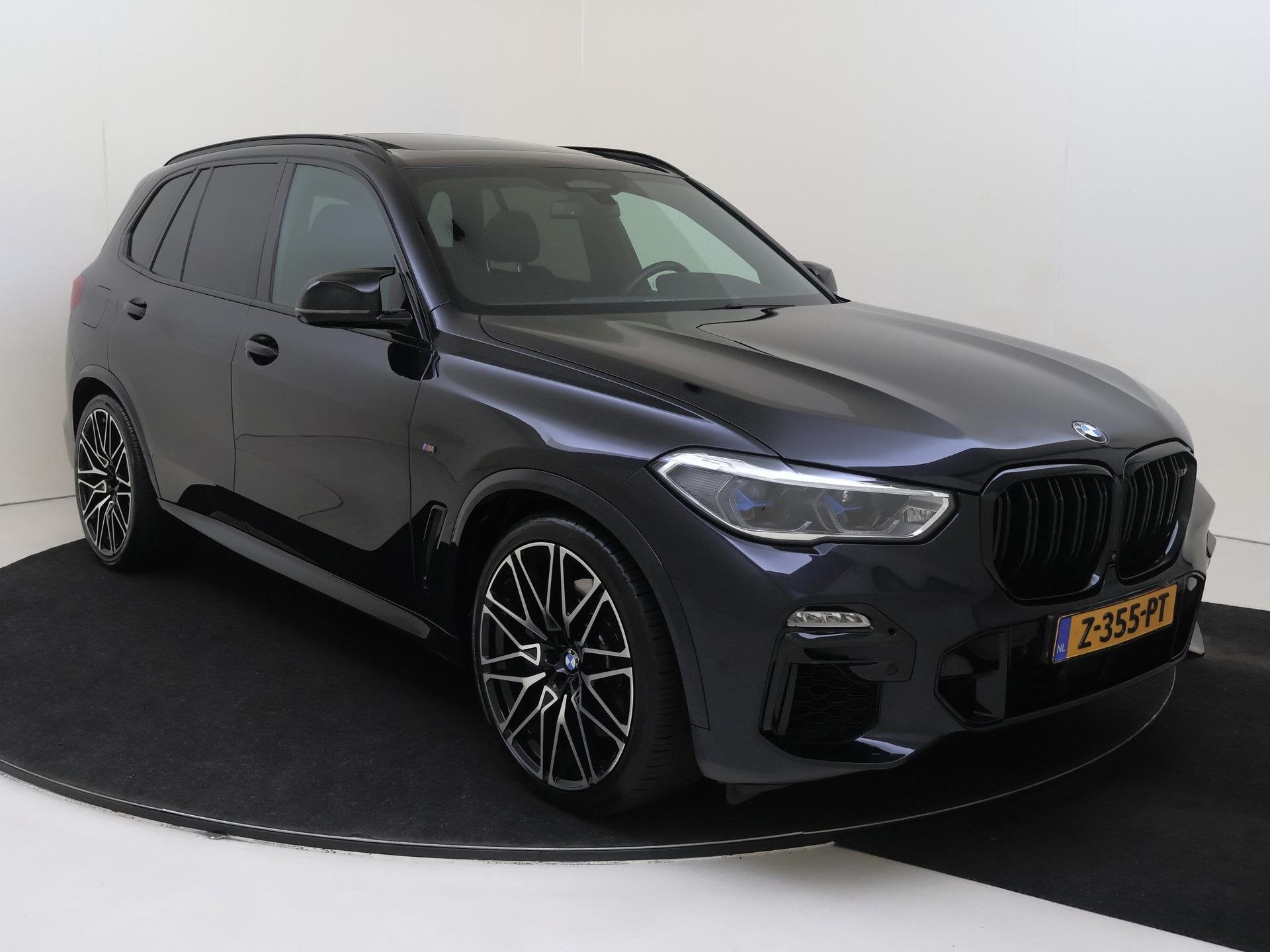 BMW X5 M50i High Executive 531 PK | airco automatisch | Appl, Automaat, Gebruikt, 4395 cc, Zwart