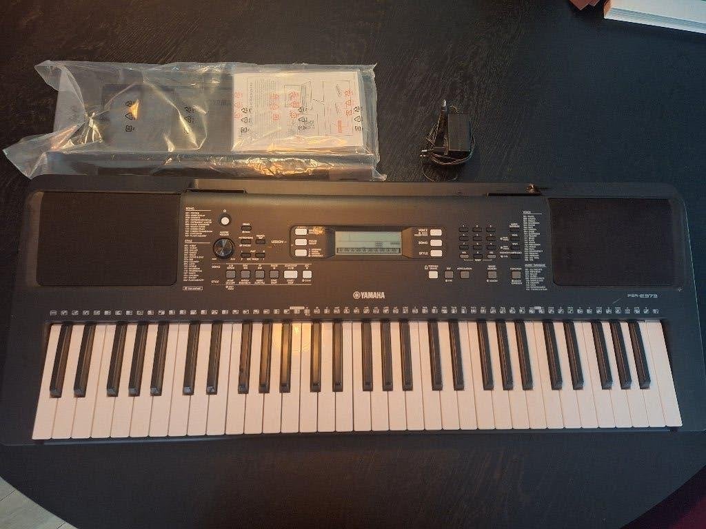 Yamaha PSR-E373 Keyboard - In Goede Staat, Ophalen, 61 toetsen, Zo goed als nieuw, Midi-aansluiting
