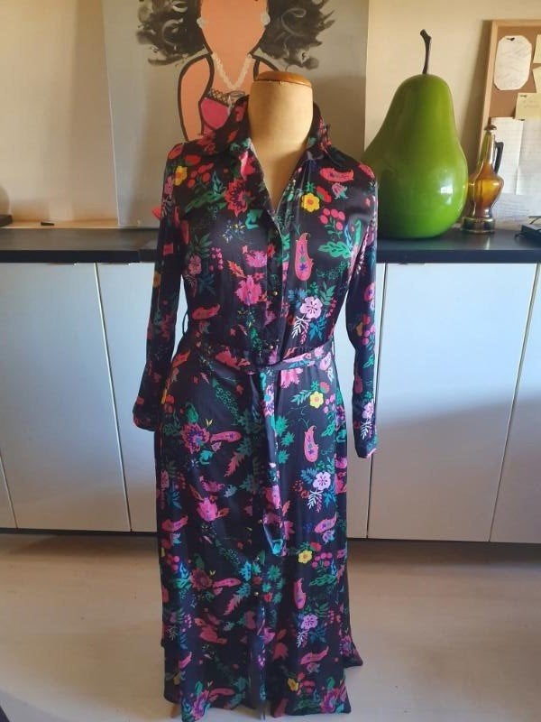 Zgan! mooie zijdeachtige jurk van Est Seven maat L!, Kleding | Dames, Verzenden, Zwart, Maat 42/44 (L), Est Seven