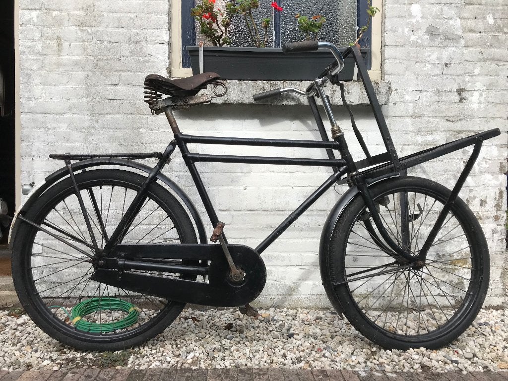 Oude transportfiets met voordrager
