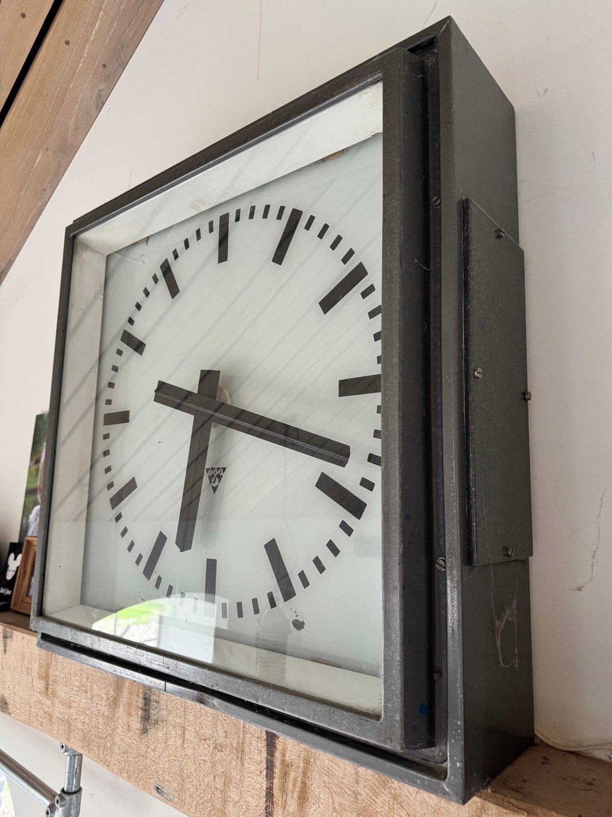 Industriële Pragotron stationsklok met pulsgever, Ophalen
