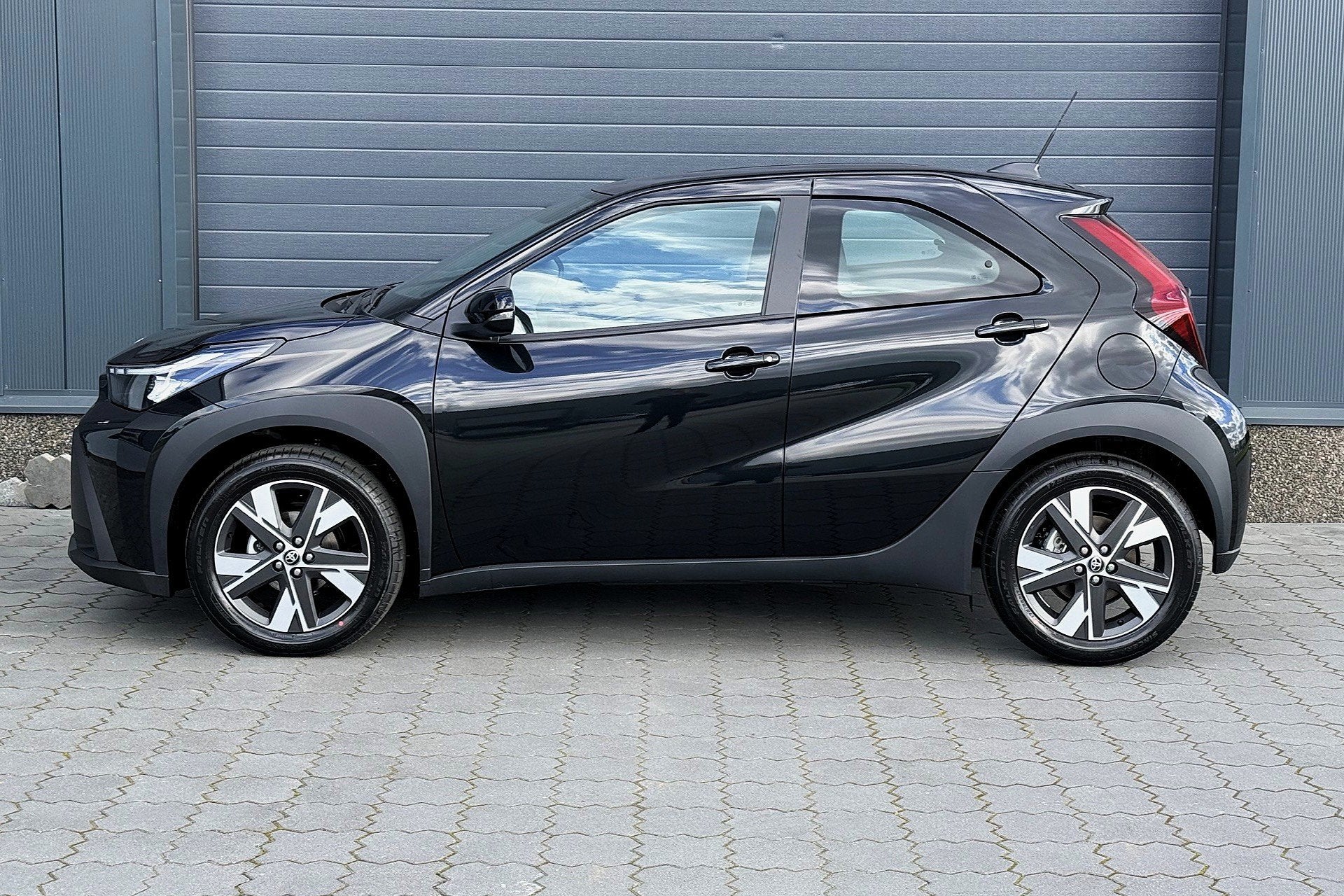 Toyota Aygo X Hybrid 115 pulse 17" STOELVERWARMING CARPLAY N, Auto's, Dealer onderhouden, Stof, Gebruikt, Zwart