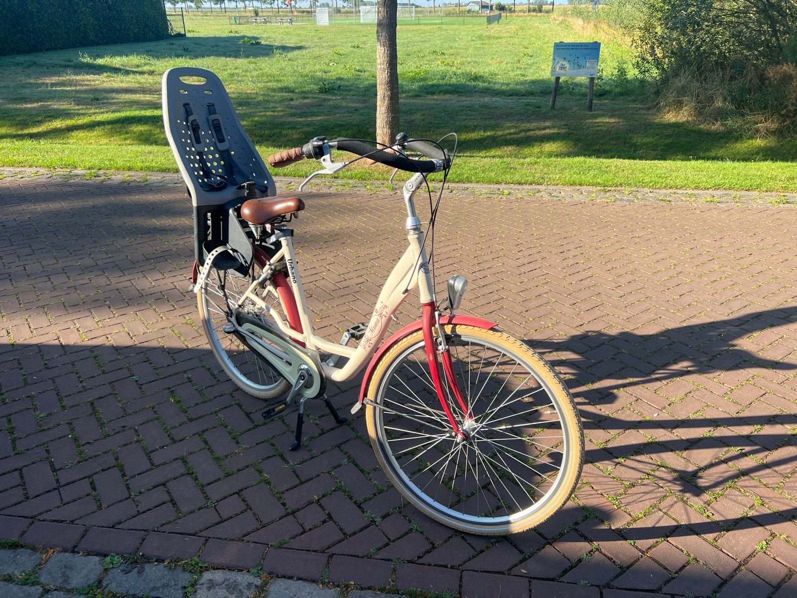 Urbano Mona mamafiets met Yepp kinderzitje, 28 inch, 4 versn, Fietsen en Brommers, Fietsen | Dames | Moederfietsen, Gebruikt, Versnellingen