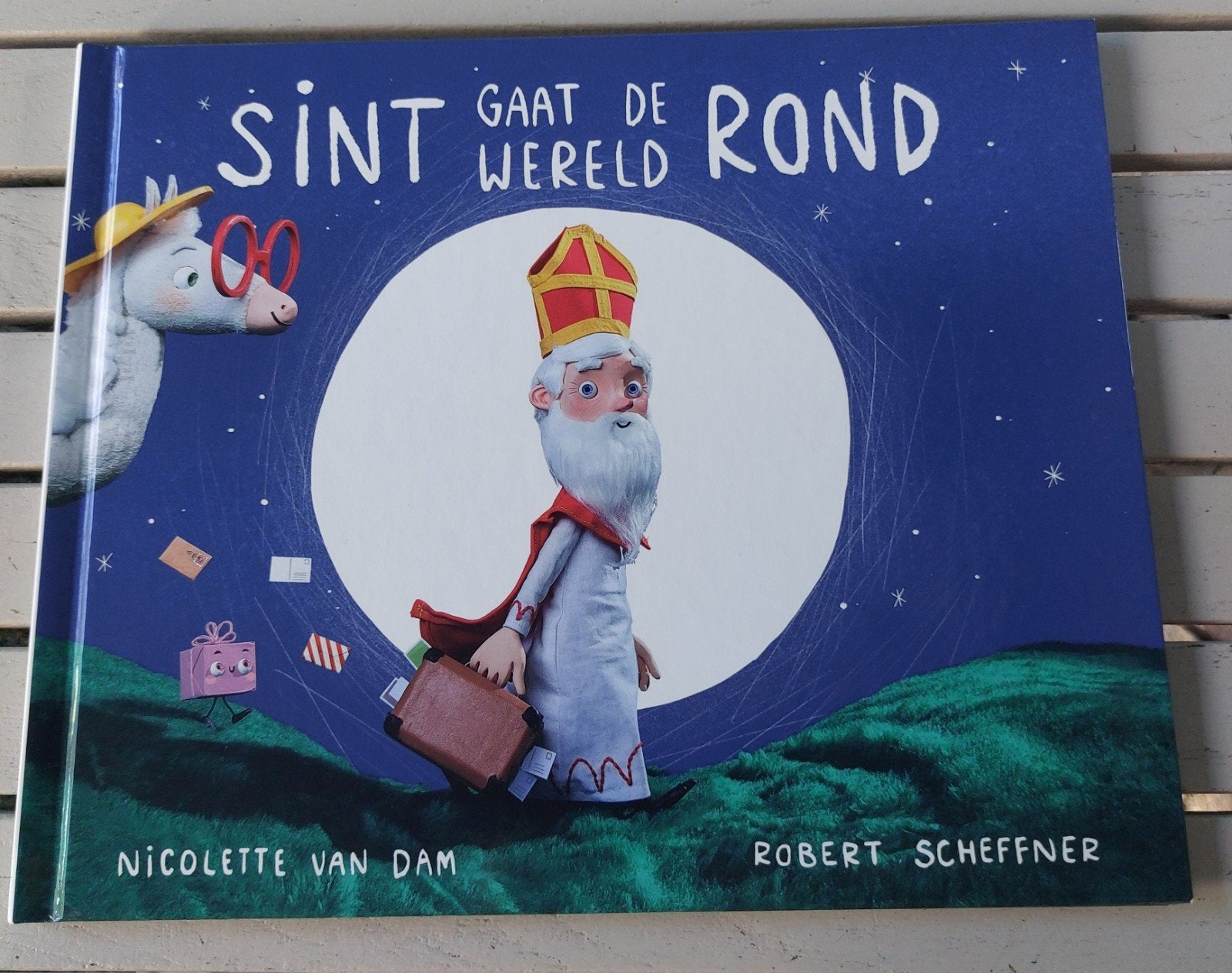 Sint Gaat De Wereld Rond - Nicolette van Dam, Ophalen, Zo goed als nieuw