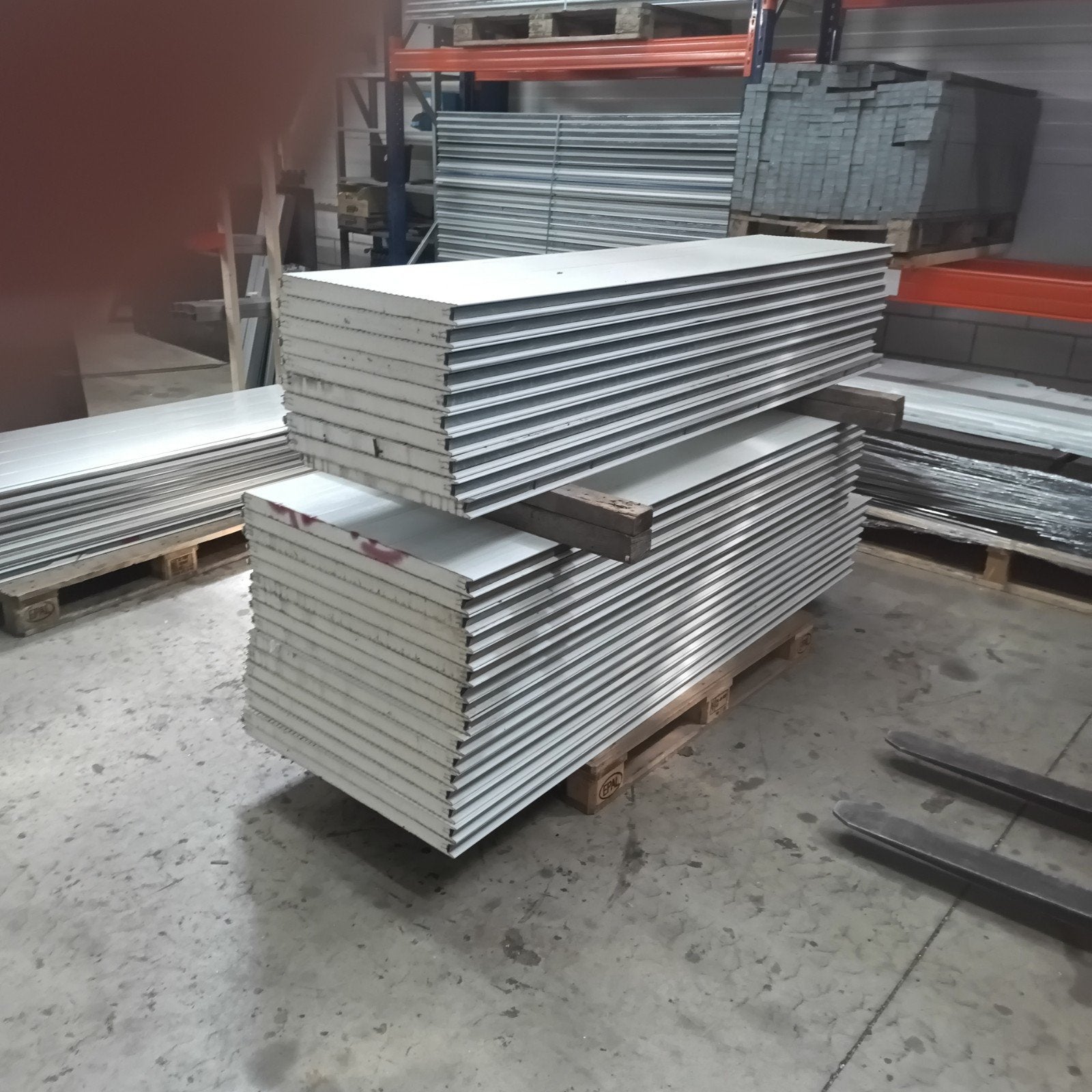 Partij 4cm witte sandwichpanelen 200/210 lang, Ophalen, 4 tot 8 cm, Zo goed als nieuw, Hardschuim (Pir)